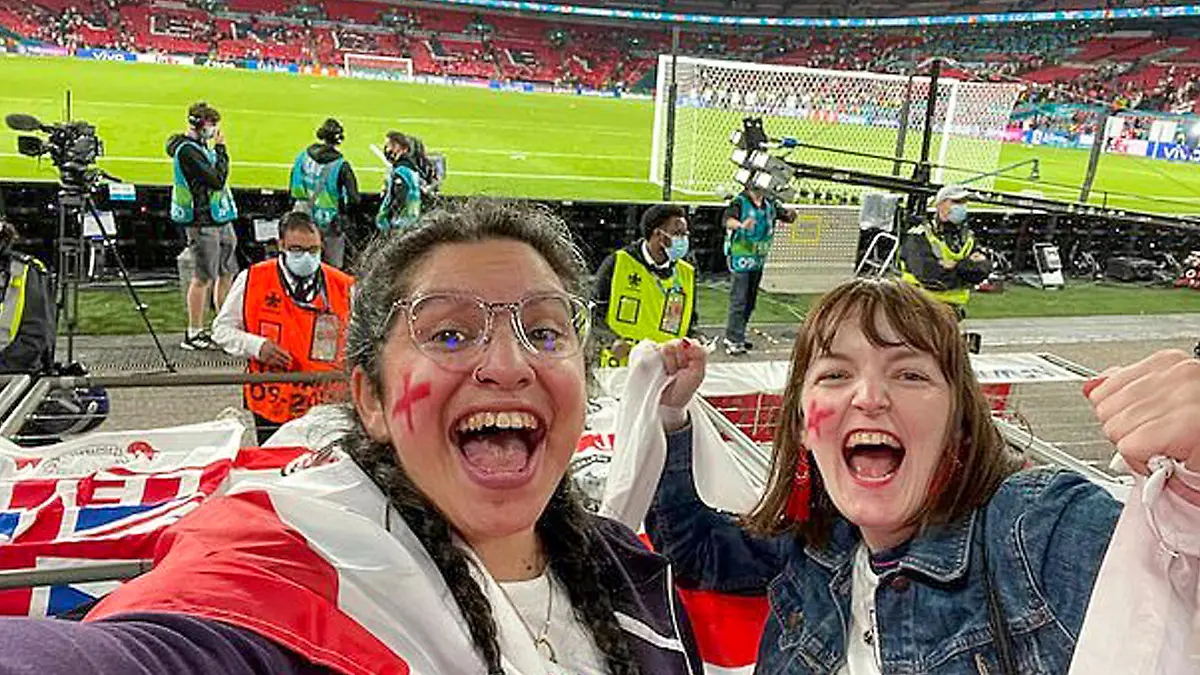 Fußall-Fan Nina Farooqi aus Großbritannien (links) ist mit ihrer Freundin, die Karten für das Spiel gewinnen konnte, im Wembley-Stadion beim Fußballspiel England gegen Dänemark zu sehen und macht ein Selfie.