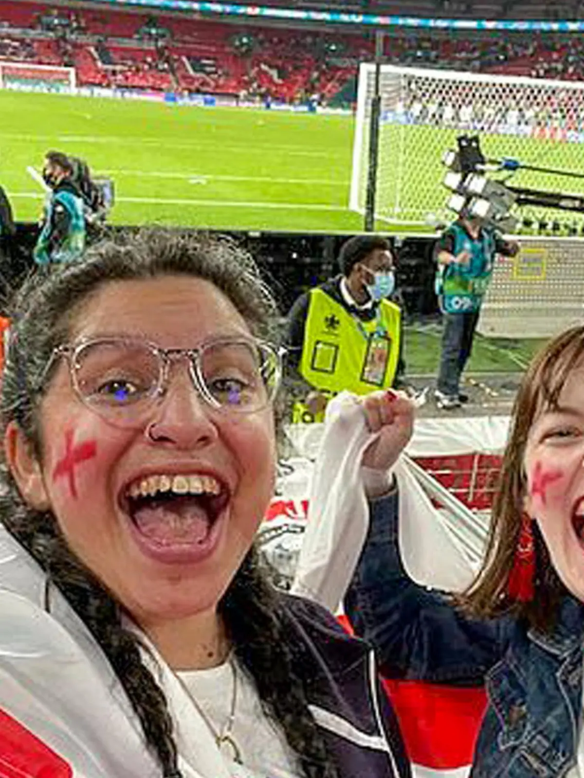 Fußall-Fan Nina Farooqi aus Großbritannien (links) ist mit ihrer Freundin, die Karten für das Spiel gewinnen konnte, im Wembley-Stadion beim Fußballspiel England gegen Dänemark zu sehen und macht ein Selfie.