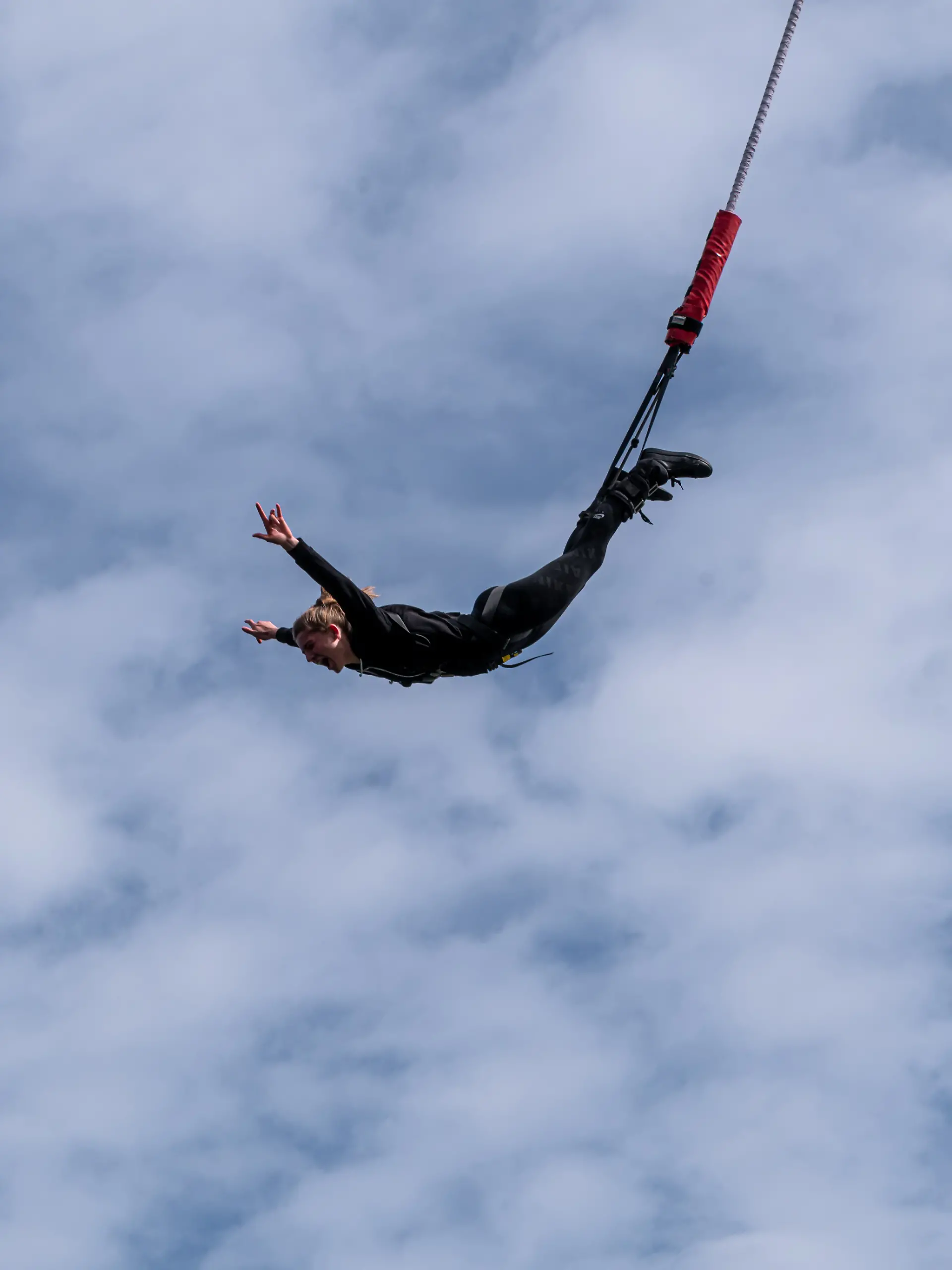 Bild zu: "Seil vergessen! Mitarbeiter werfen Extremsportlerin (21) in den Tod"