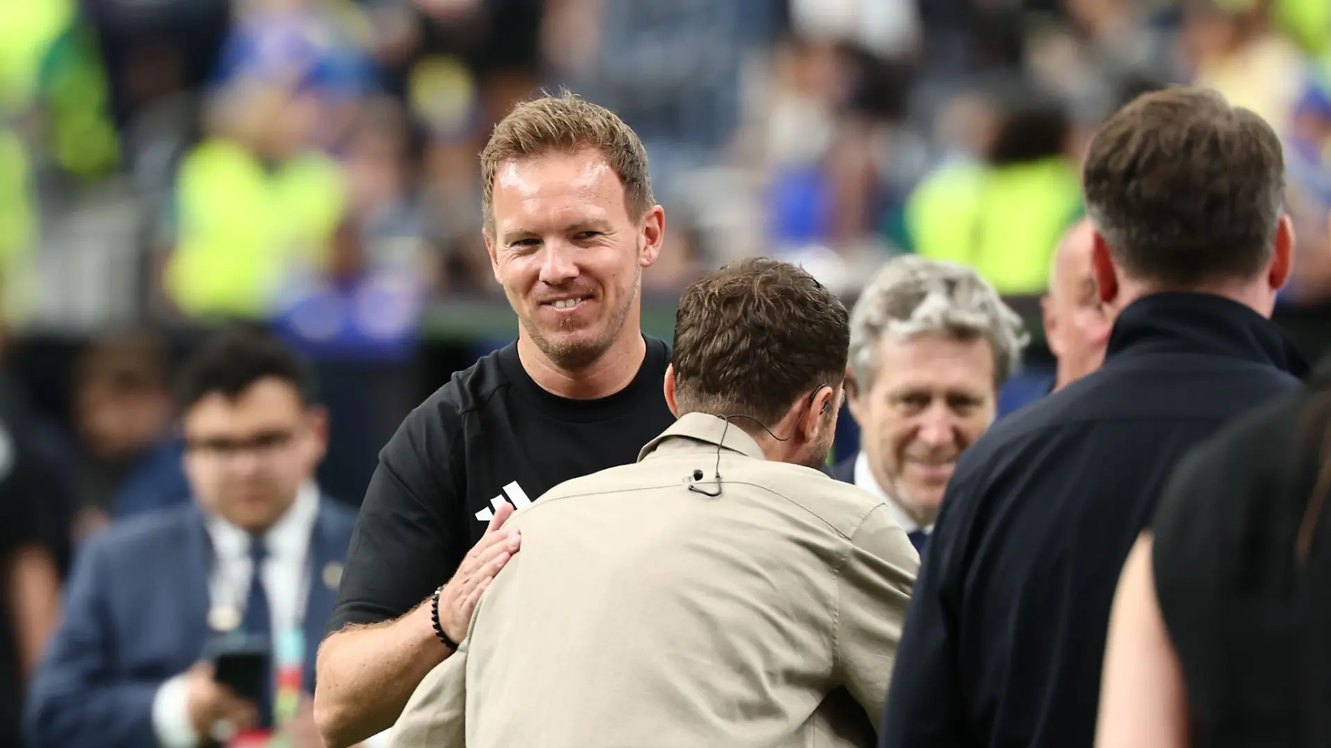 Julian Nagelsmann und Thomas Müller treffen sich vor dem Spiel.