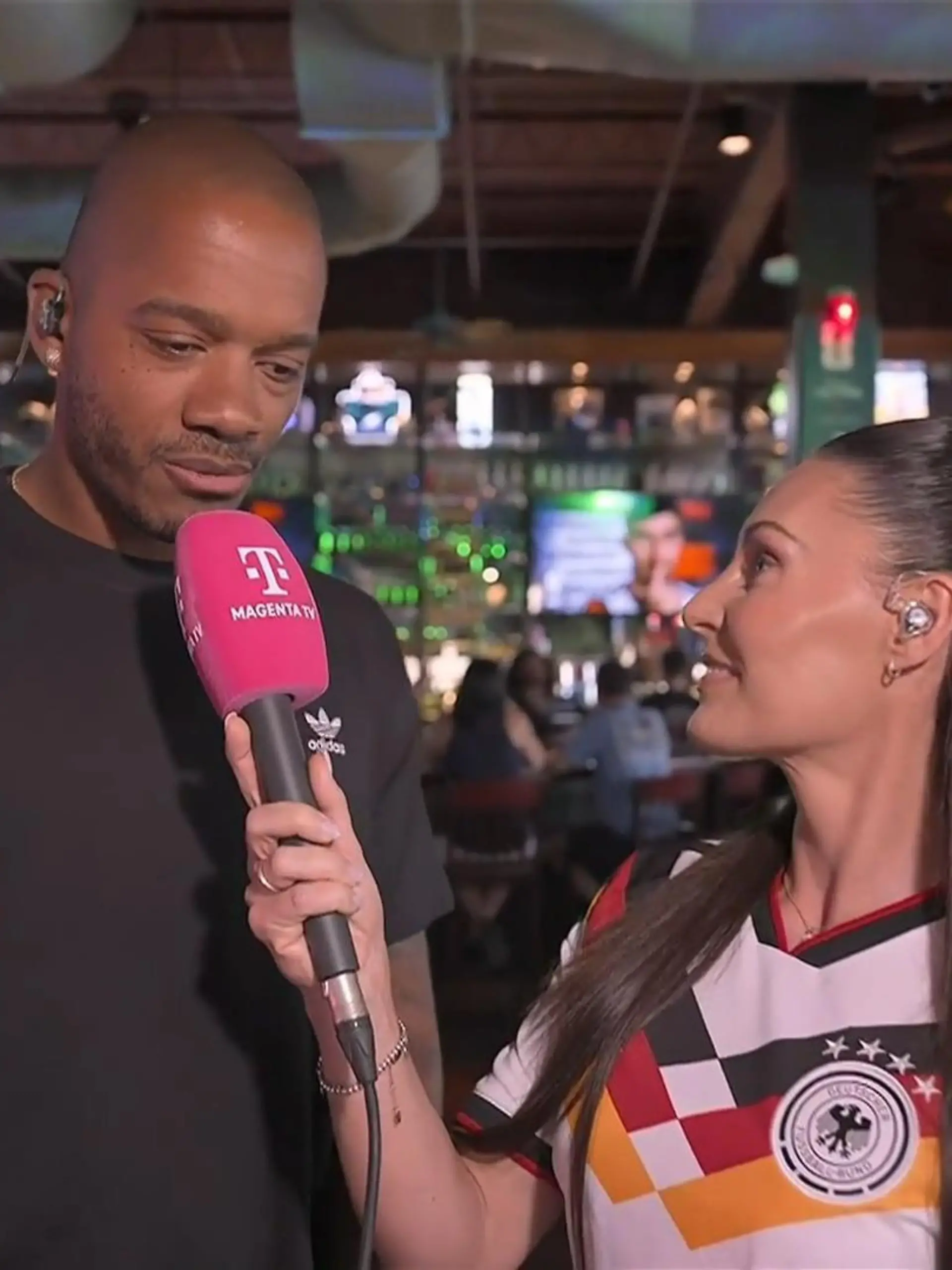 Bild zu: "Reporterin interviewt ihren Mann live im TV – und alle lächeln mit"