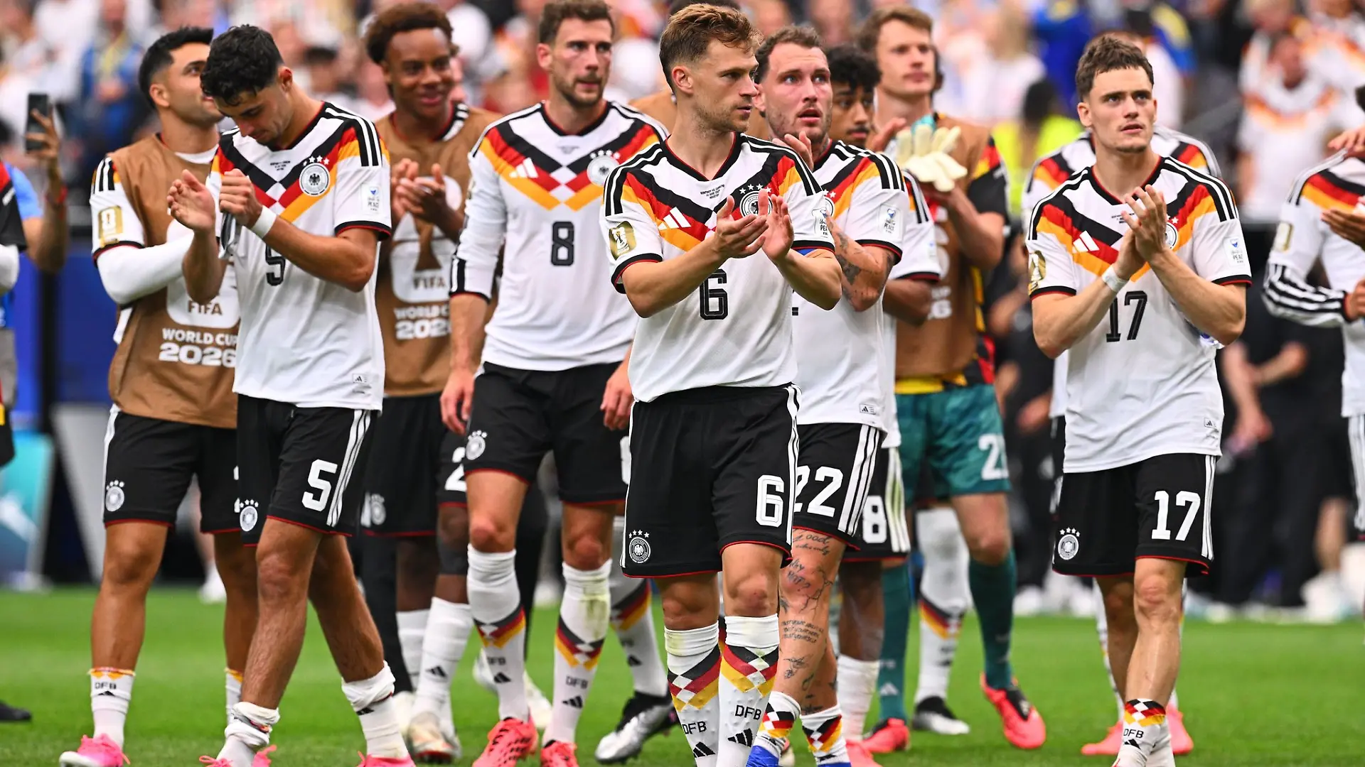 Die deutsche Mannschaft feiert den gelungenen Auftakt.