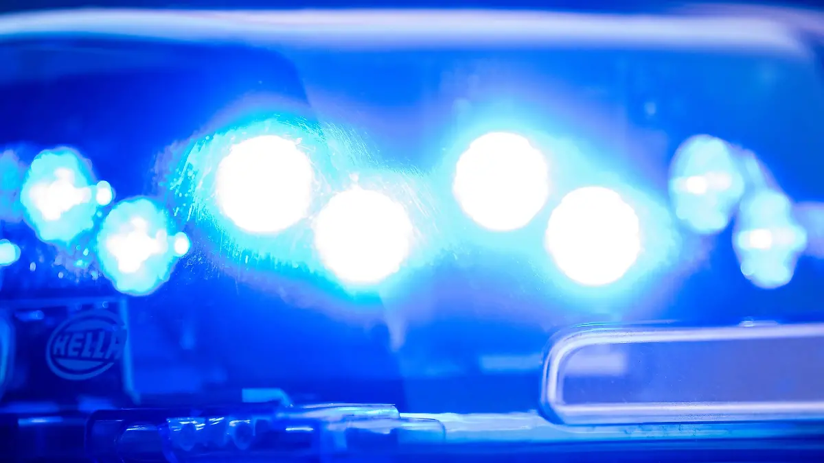 Ein Blaulicht leuchtet an einer Polizeistreife. (Symbolbild)