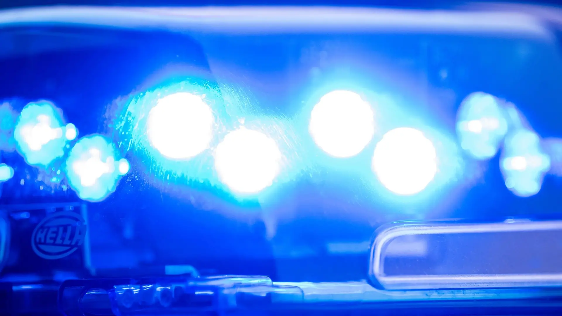 Ein Blaulicht leuchtet an einer Polizeistreife. (Symbolbild)