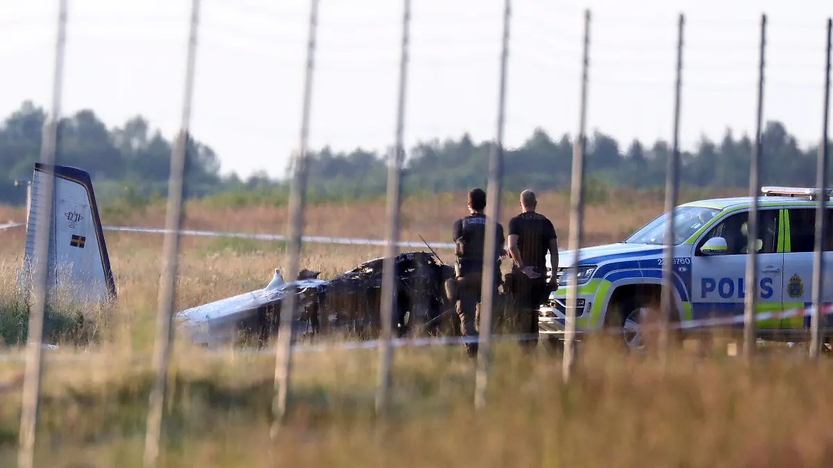 08.07.2021, Schweden, Örebro: Polizei und Rettungsdienste sind am Ort des Absturzes eines Kleinflugzeugs auf dem Flughafen Örebro im Einsatz. Beim Absturz eines Kleinflugzeugs sind in Schweden mehrere Menschen ums Leben gekommen. Die Maschine sei am Flughafen Örebro verunglückt, an Bord sollen neun Personen gewesen sein. Foto: Jeppe Gustafsson/TT News Agency/AP/dpa +++ dpa-Bildfunk +++