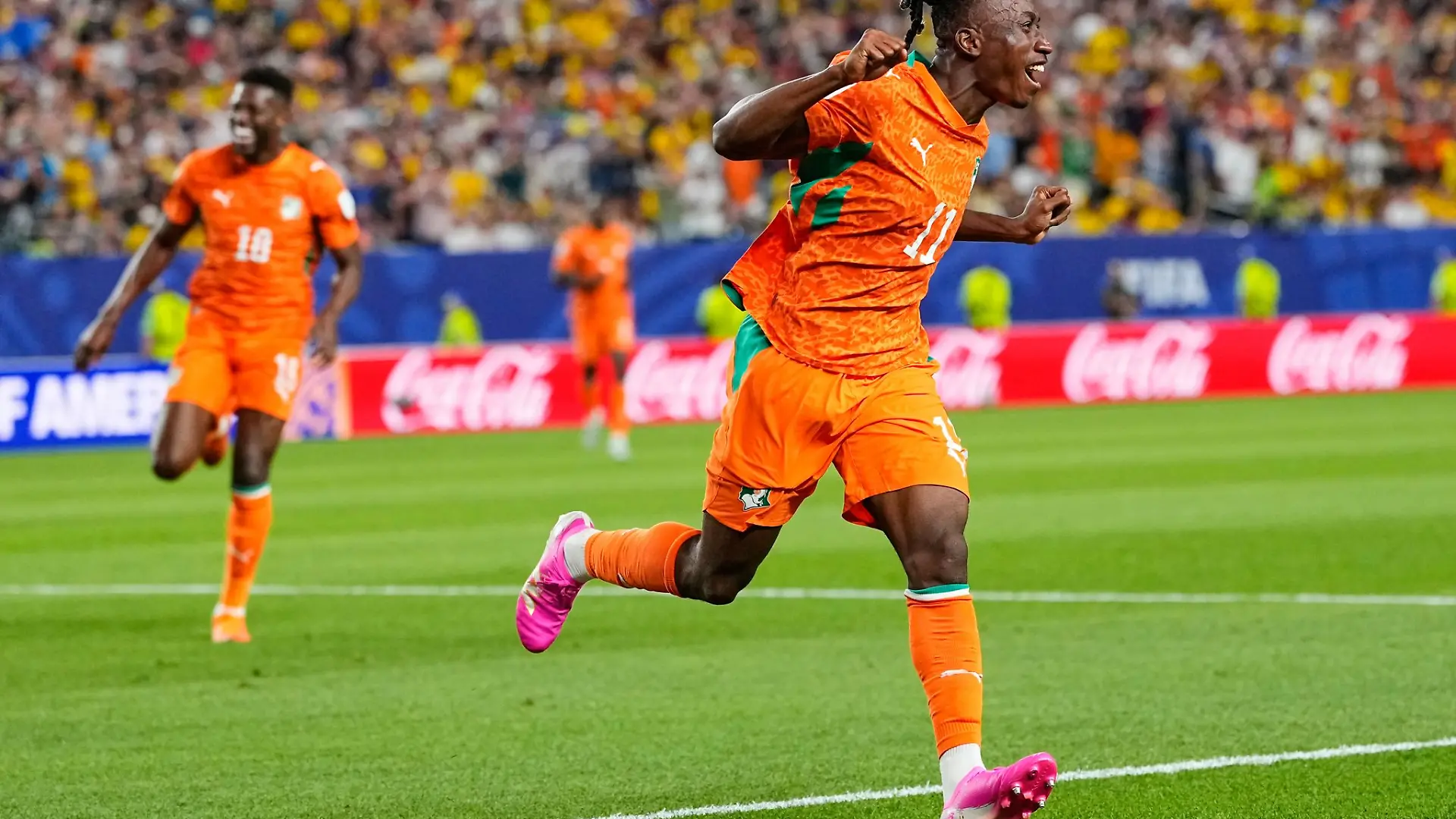 Deutschlands nächster WM-Gegner Elfenbeinküste bejubelt einen Sieg gegen Ecuador.