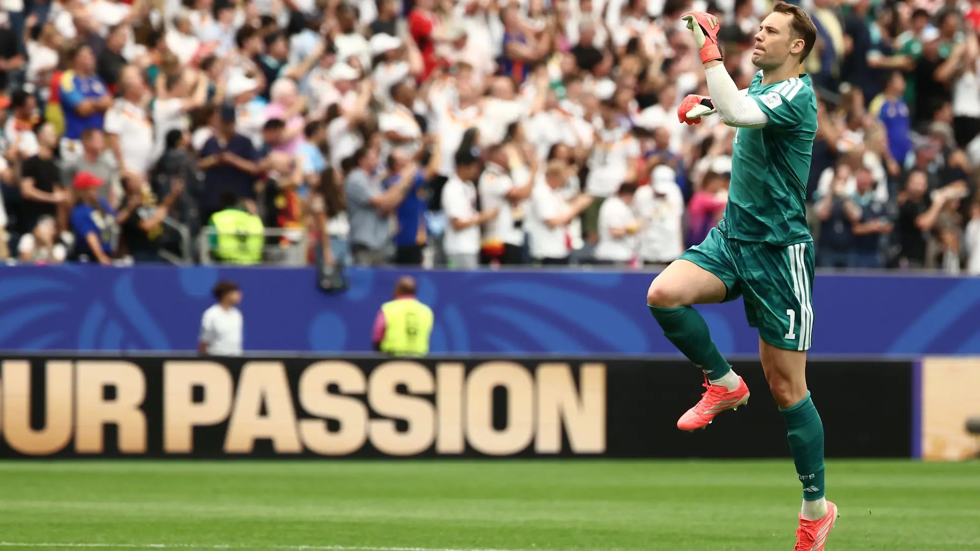 Manuel Neuer analysiert den klaren Startsieg der Fußball-Nationalmannschaft.