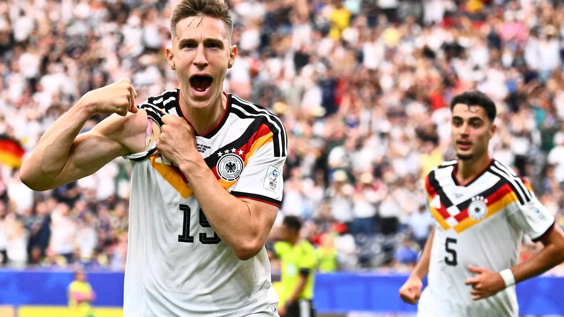 Deutschland lässt die Muskeln spielen, Nico Schlotterbecks Jubel nach seinem Kopfballtor.