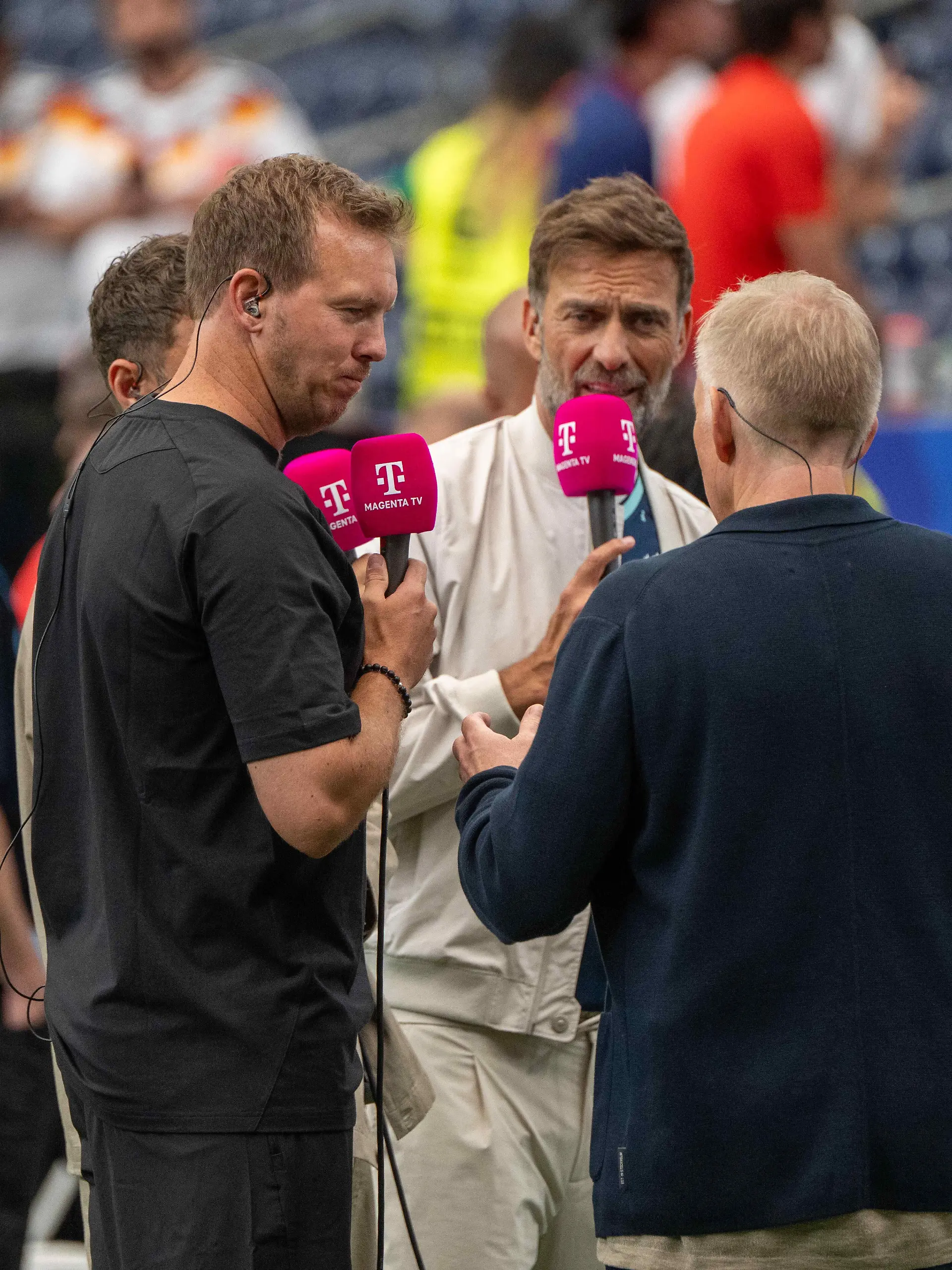 Jürgen Klopp (Mitte) sorgte mit einem Spruch gegen Bundestrainer Julian Nagelsmann (links) vor dem WM-Auftaktspiel für Aufsehen.