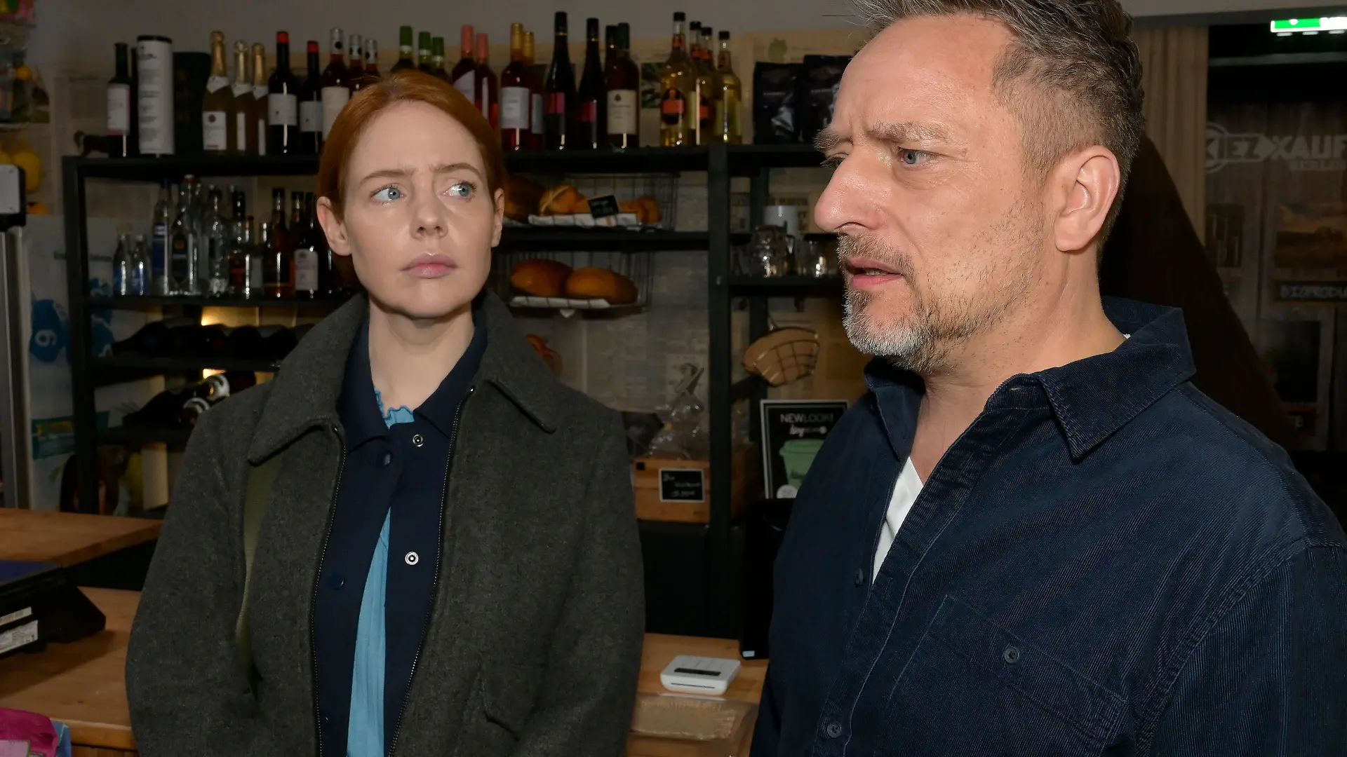 Als Michael „Michi” (Lars Pape) Toni (Olivia Marei) in seine Sorge einweiht, wird sie hellhörig.