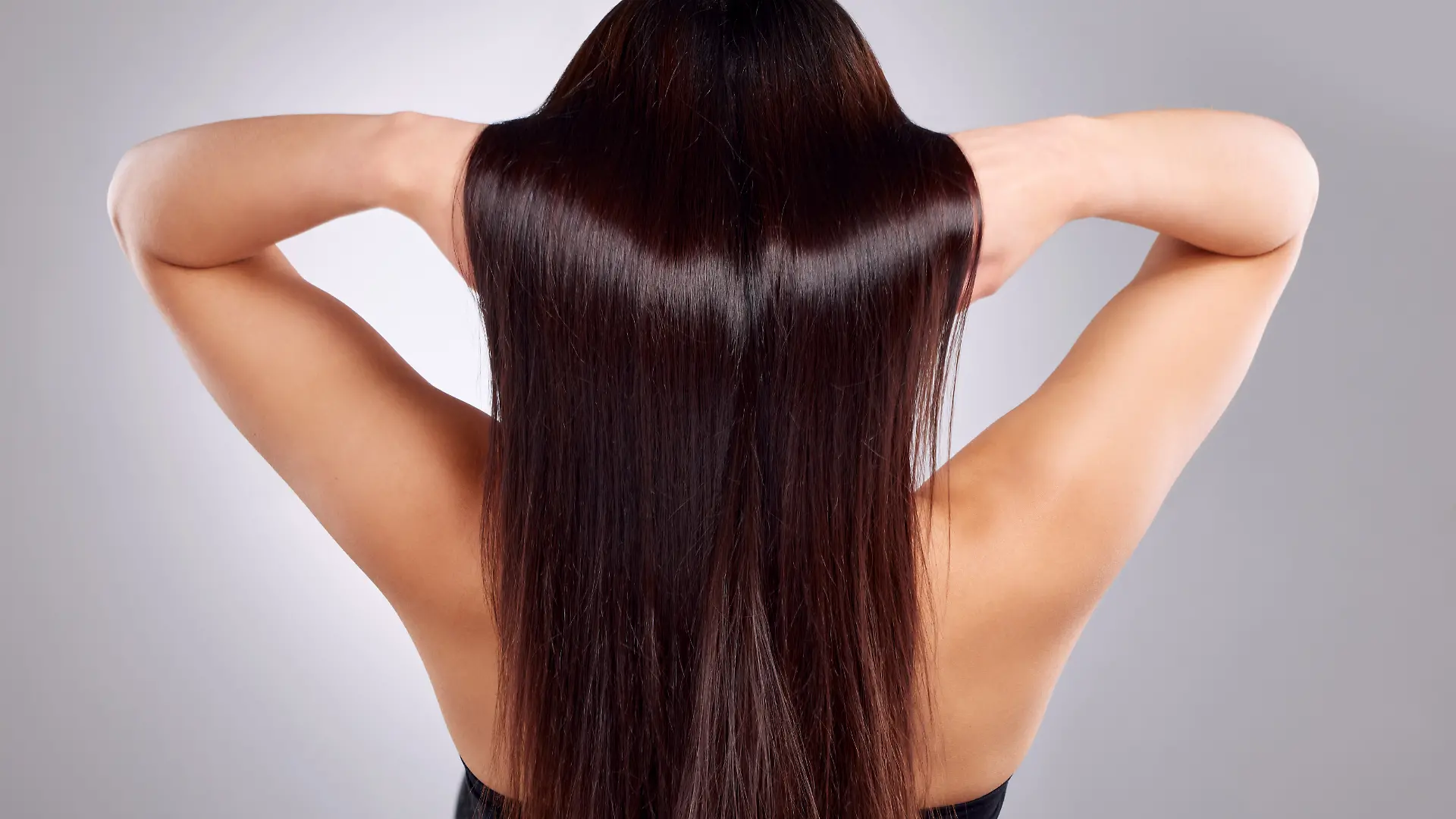 Frau mit glatten, dunklen Haare von hinten