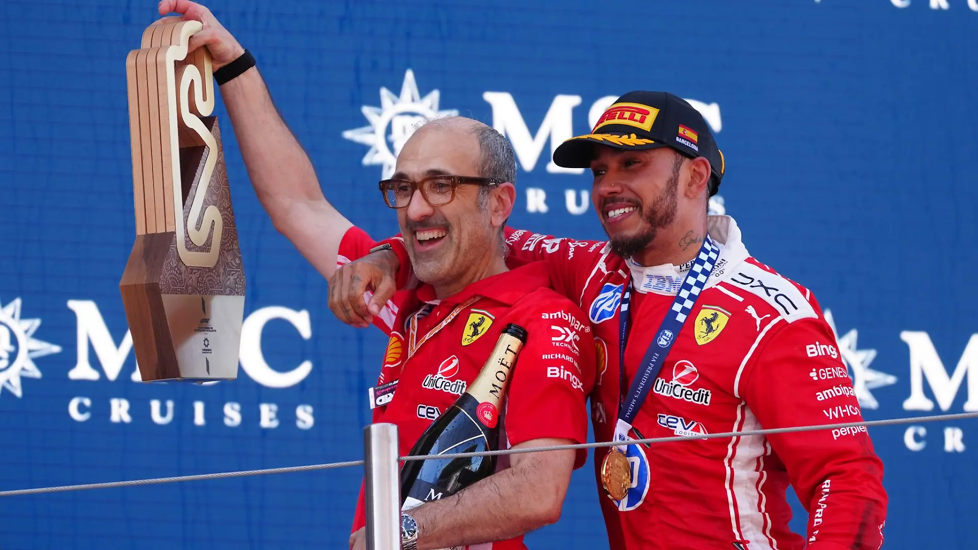 Lewis Hamilton (r) und sein Renningenieur Carlo Santo haben den Ferrari-Aufschwung organisiert.