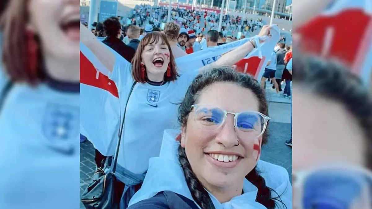 Nina Farooqi beim Spiel England gegen Dänemark, in voller Fan-Montur gemeinsam mit ihrer Freundin auf der Tribüne.