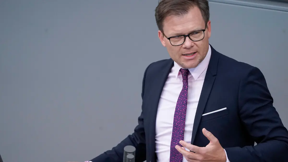 232. Bundestagssitzung und Debatte Aktuell, 09.06.2021, Berlin, Carsten Schneider Erfurt im Portrait bei seiner Rede 80. Jahrestag des ueberfalls auf die Sowjetunion bei der 232. Sitzung des Deutschen Bundestag in Berlin Berlin Berlin Deutschland *** 232 Bundestag session and debate Current, 09 06 2021, Berlin, Carsten Schneider Erfurt in portrait during his speech 80 anniversary of the invasion of the Soviet Union at the 232 session of the German Bundestag in Berlin Berlin Germany 