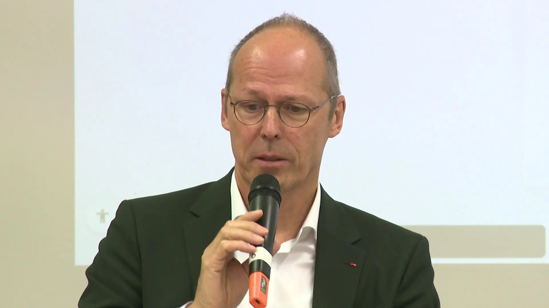 Bremens Bildungssenator Mark Rackles (SPD) stellt das Pilotprojekt vor.