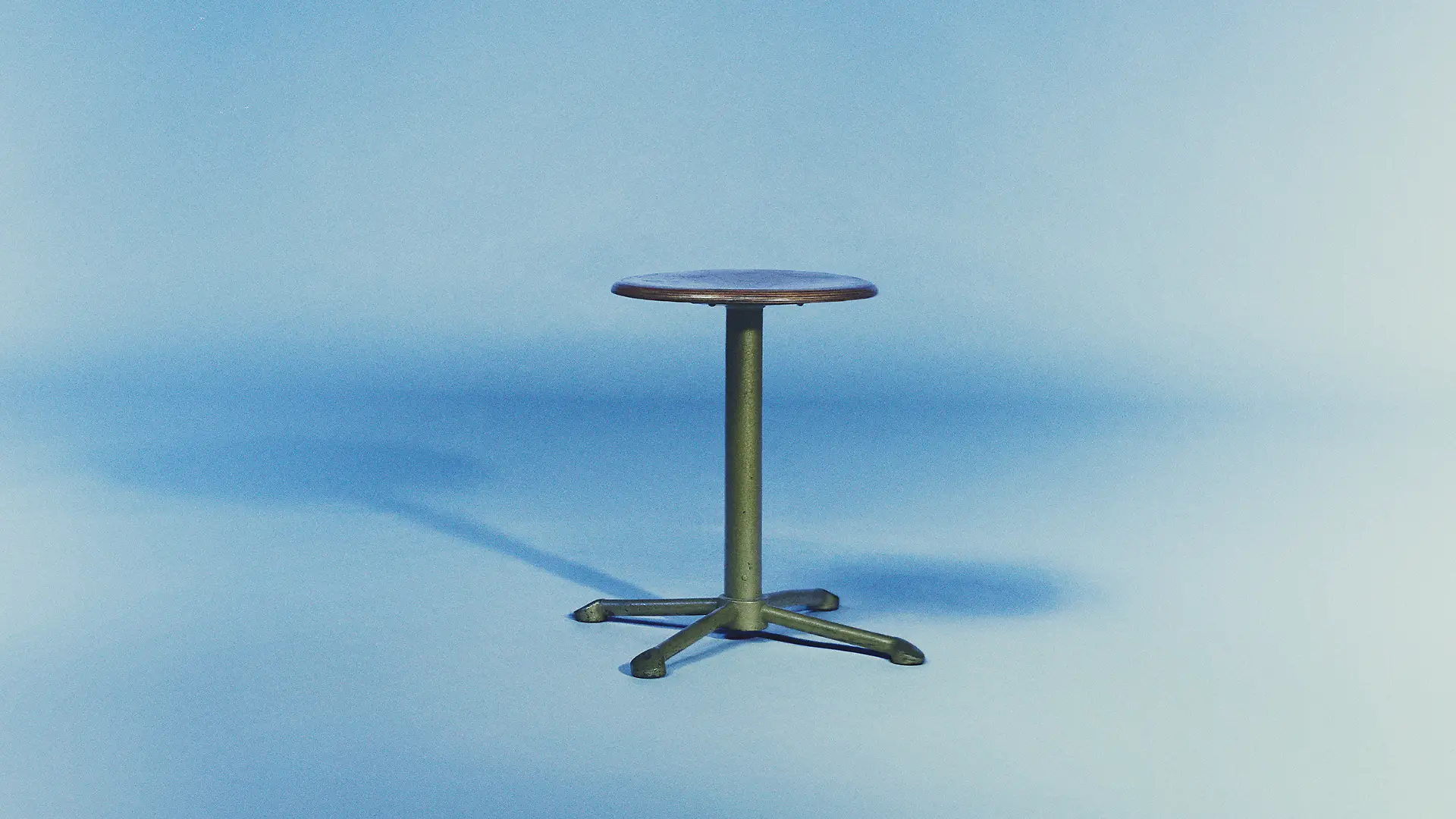 Ein leerer Stuhl symbolisiert, dass beim Fotoshooting eigentlich noch jemand dabei gewesen wäre. Leider ist er gestorben. 