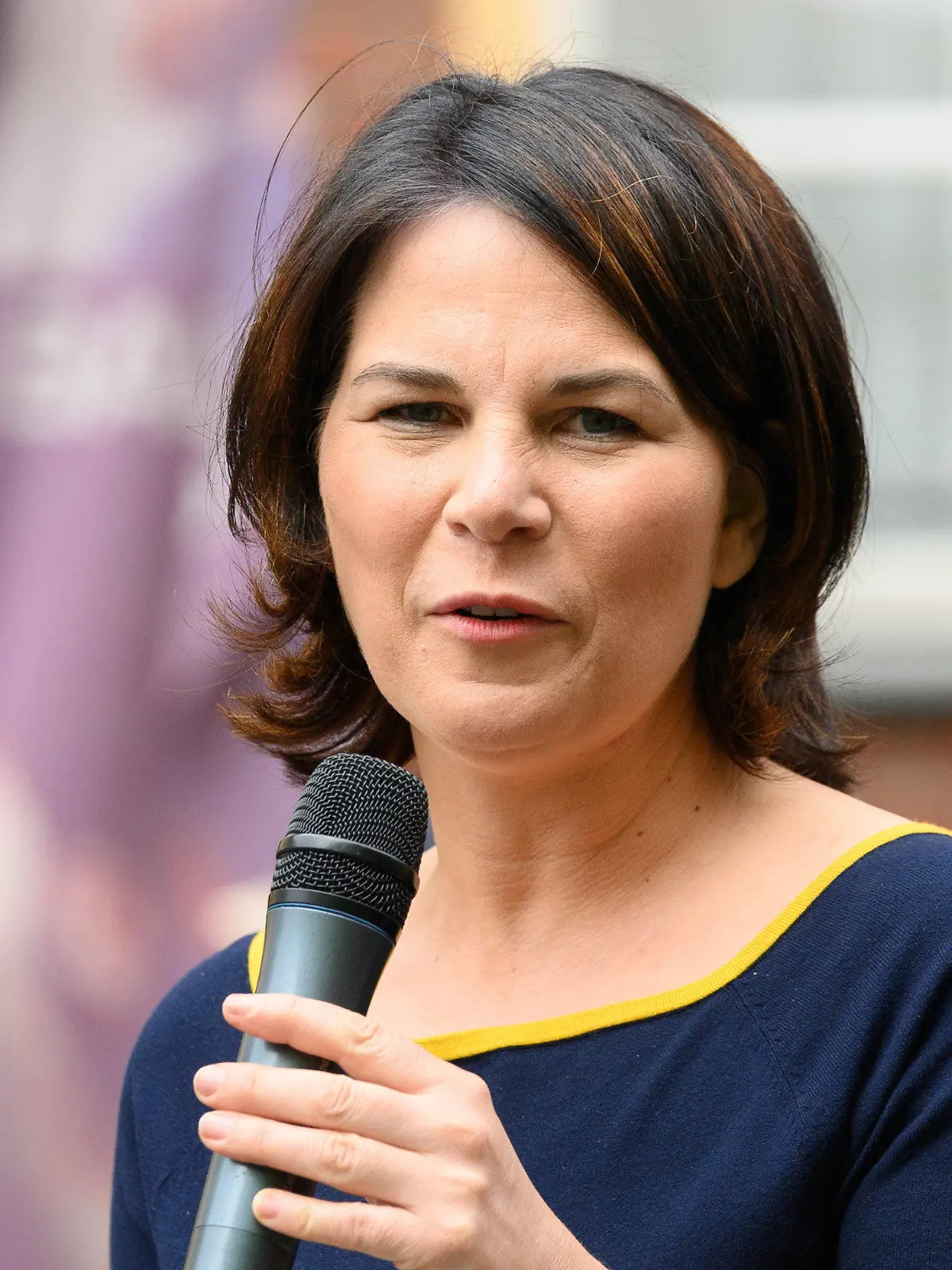 ARCHIV - 23.06.2021, Brandenburg, Potsdam: Annalena Baerbock, Kanzlerkandidatin und Direktkandidatin von Bündnis 90/Die Grünen, spricht während eines Bürgergesprächs zu ihrem Wahlkampfauftakt. Eine Mehrheit der Wahlbürger hält es laut einer Civey-Umfrage für einen Fehler, dass die Grünen mit Annalena Baerbock und nicht mit ihrem Co-Vorsitzenden Robert Habeck als Kanzlerkandidaten in die Bundestagswahl ziehen. Demnach sagen 61 Prozent, dass sich die Grünen falsch entschieden haben, und nur 24 Prozent halten Baerbocks Kandidatur für richtig. Foto: Soeren Stache/dpa-Zentralbild/dpa +++ dpa-Bildfunk +++