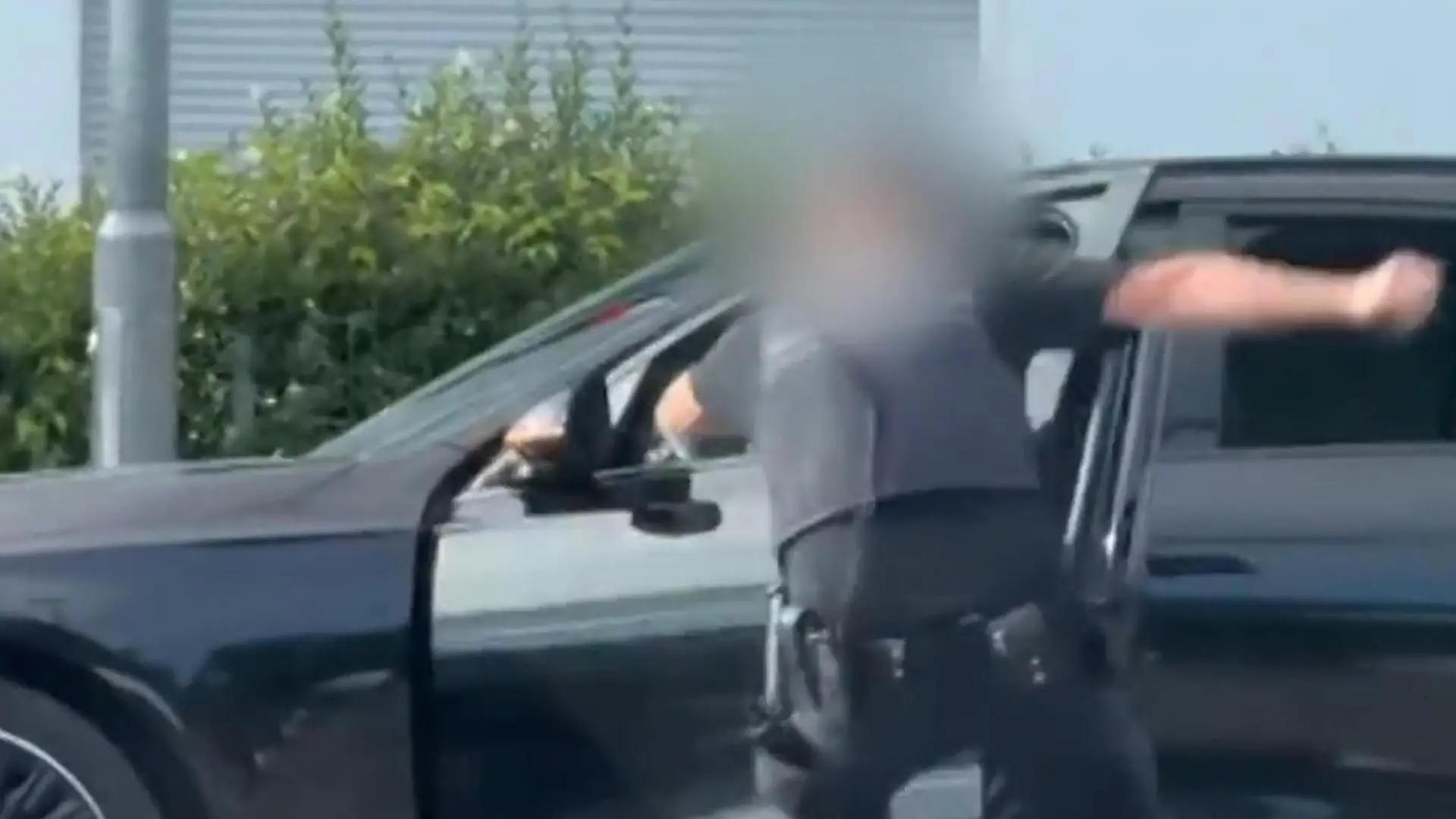 Mercedes-Fahrer gibt auf einmal Vollgas – Beamter rettet sich in letzter Sekunde! Dramatischer Polizeieinsatz in Singen