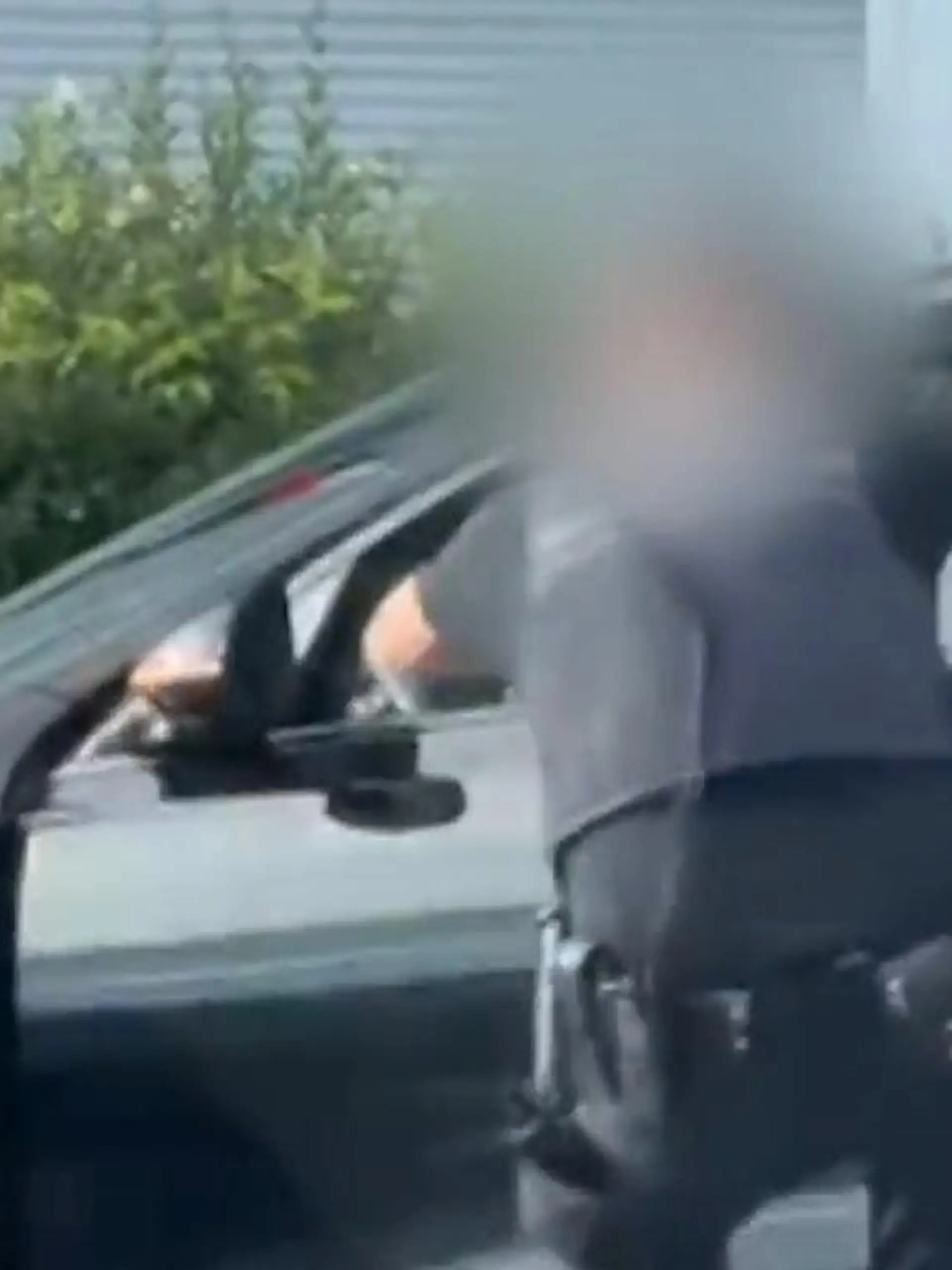 Bild zu: "Mercedes-Fahrer gibt auf einmal Vollgas – Beamter rettet sich in letzter Sekunde!"