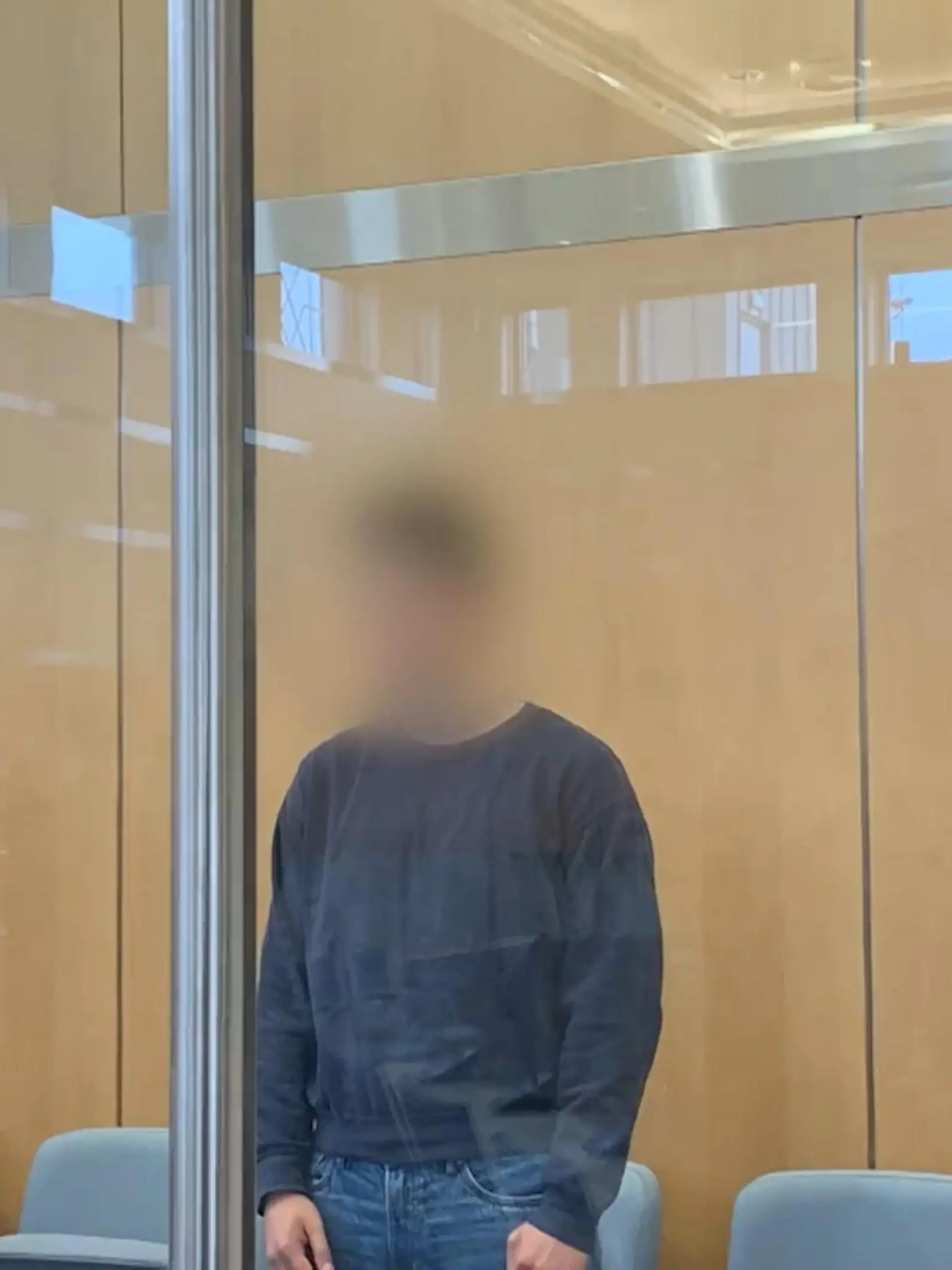 Bild zu: "Prozessbeginn gegen mutmaßlich islamistischen Messerangreifer (18)"