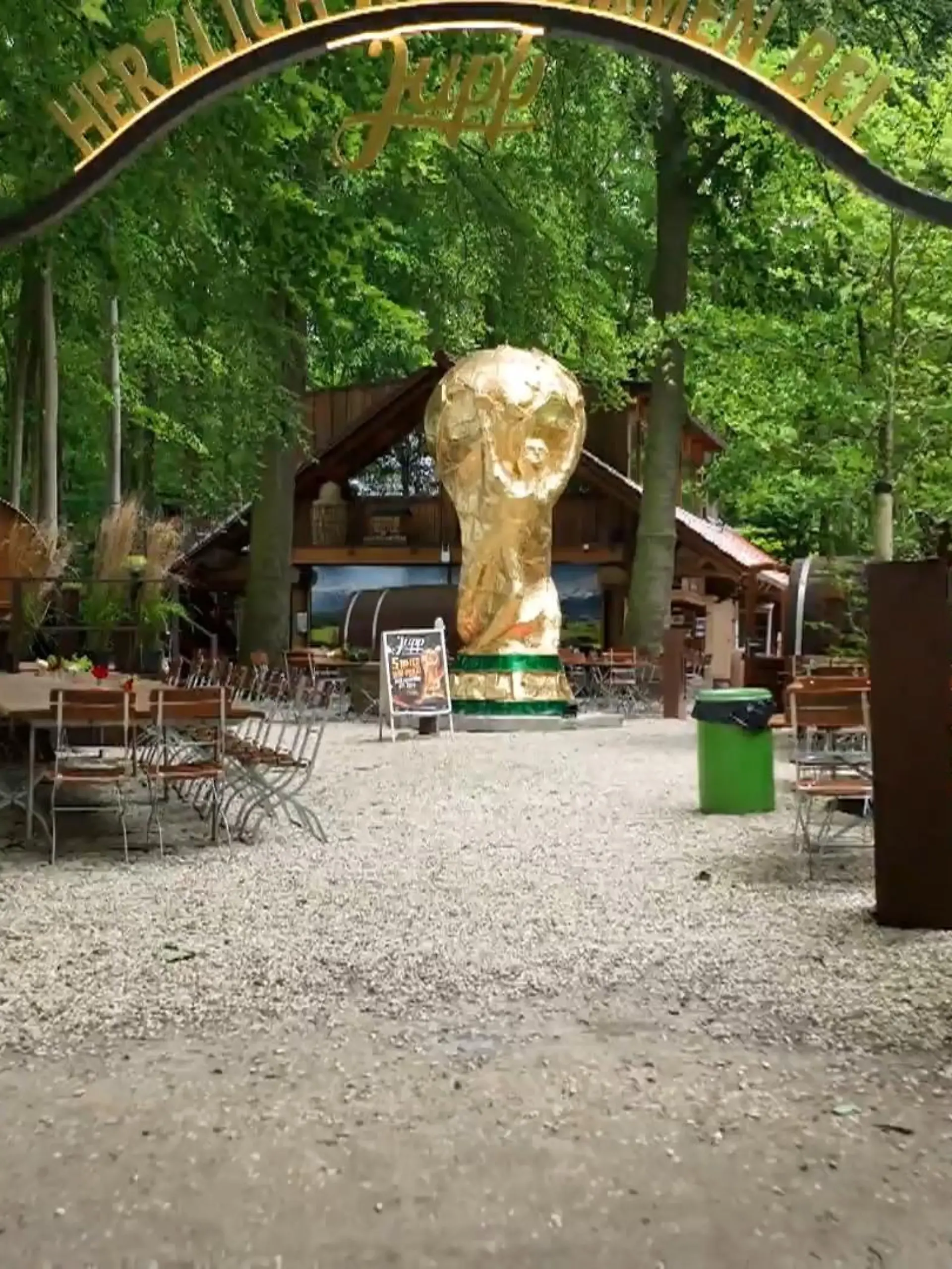 Bild zu: "Riesenpokal begeistert Fußballfans"