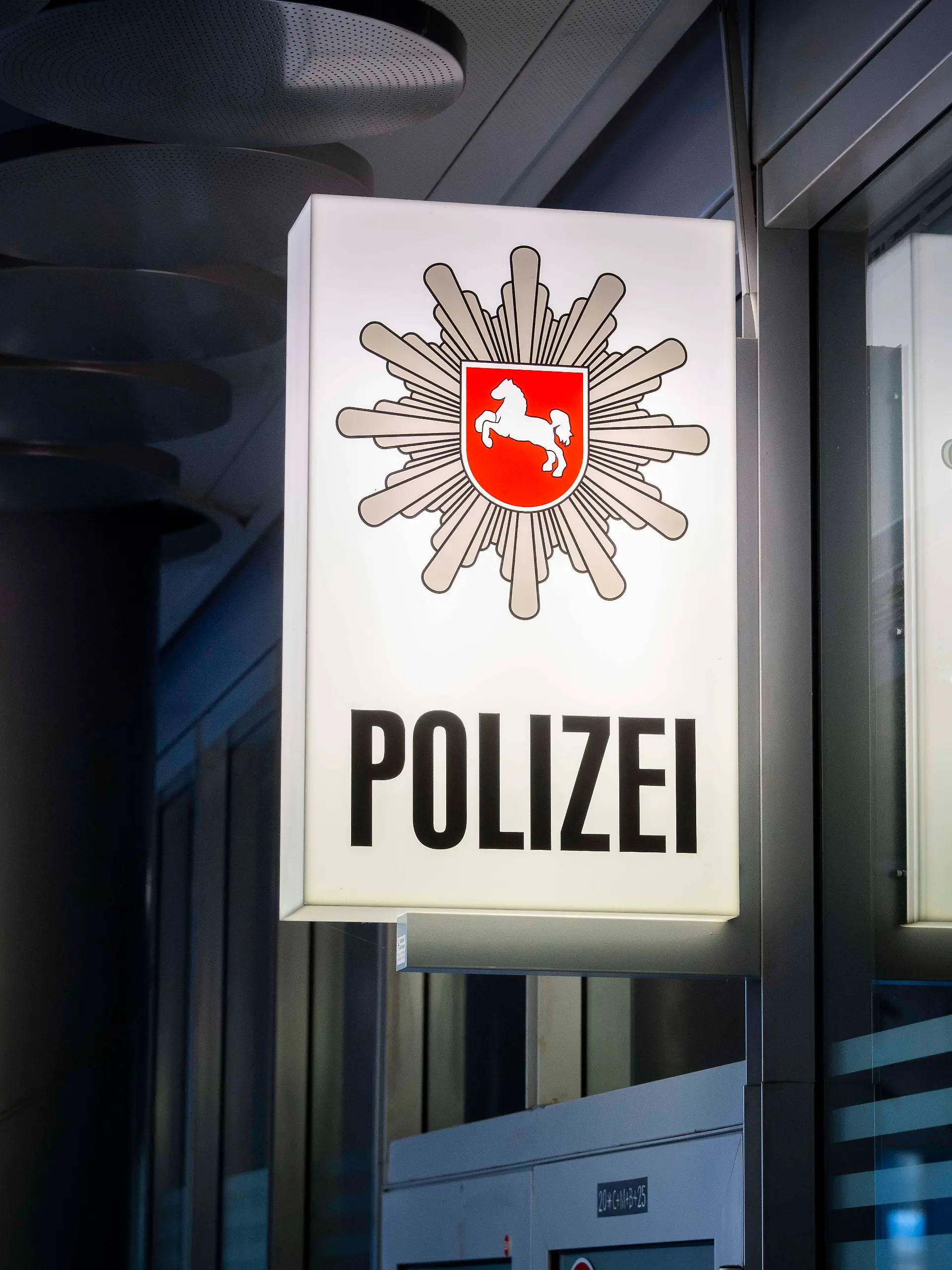 Symbolfoto leuchtendes Schild Polizei mit Polizeistern Niedersachsen an der Polizeistation im Flughafen Hannover Airport HAJ. Die Landespolizei für allgemeine Kriminalität ist am Flughafen präsent, oft unterstützt durch den Zoll, um Sicherheit und Ordnung zu gewährleisten, wobei die Bundespolizei die Kernaufgaben an den Flughäfen wahrnimmt. 03.03.2026 Polizeiwache am Flughafen Hannover *** Symbolic photo illuminated sign Police with police star of Lower Saxony at the police station at Hannover Airport HAJ The state police for general crime is present at the airport, often supported by customs, to ensure security and order, with the federal police performing the core tasks at the airports 03 03 2026 Police station at Hannover Airpo