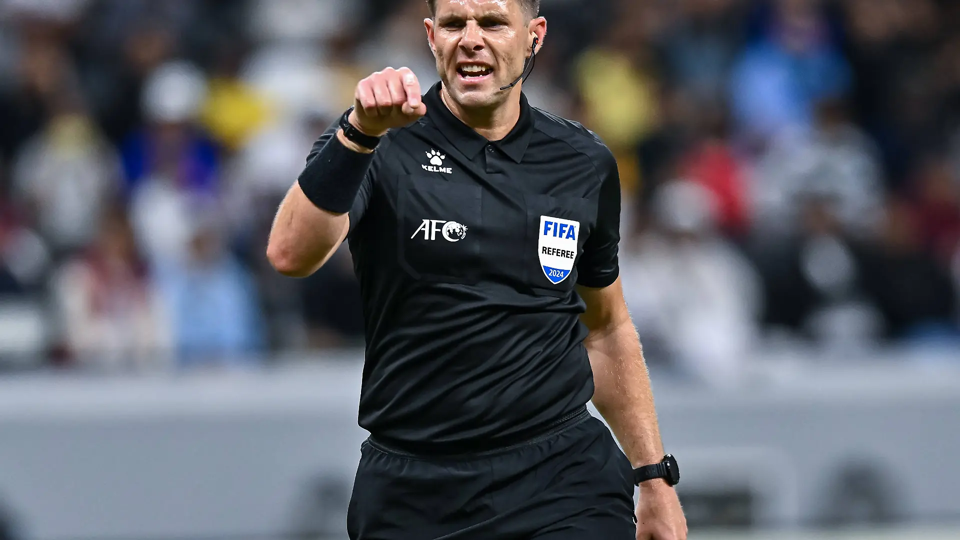 AFC CHAMPIONS LEAGUE ELITE, AL GHARAFA SC QTR v AL NASSR FC KSA Referee Shaun Evans from Australia gestures during the AFC Champions League elite west football match between Qatar s Al Gharafa SC and Saudi Arabia s Al Nassr FC at Al-Bayt Stadium in Al Khor, Qatar, on November 25, 2024 DOHA Qatar Copyright: xNAUSHADx