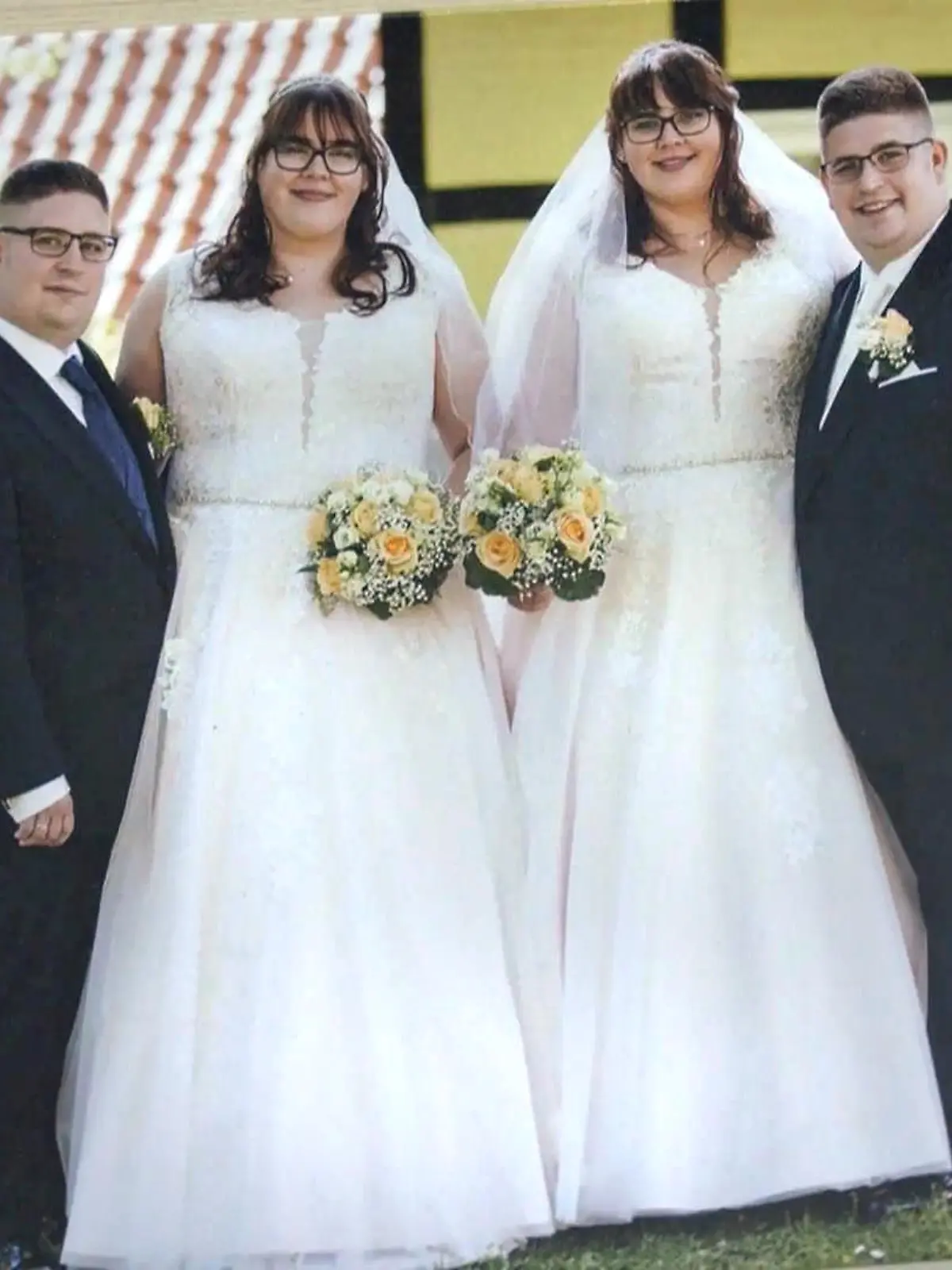 Doppelt gemoppelt hält besser - sagt man ja so. Aber für Katrin, Julia, Kai und Maik aus Lindwedel bei Hannover ist das das Lebensmotto: Denn die Zwillingsschwestern heiraten Zwillingsbrüder - also die Quadratur der Ehe, sozusagen! Aber das reicht ihnen noch nicht. Auch zu Hause sieht man bei ihnen jetzt doppelt. Zum Beispiel das Winkewinke, winkewinke klappt neuerdings doppelt sogut: Denn die Viere wohnen jetzt sogar im Doppelhaus - wer wer ist, klären wir im Video.