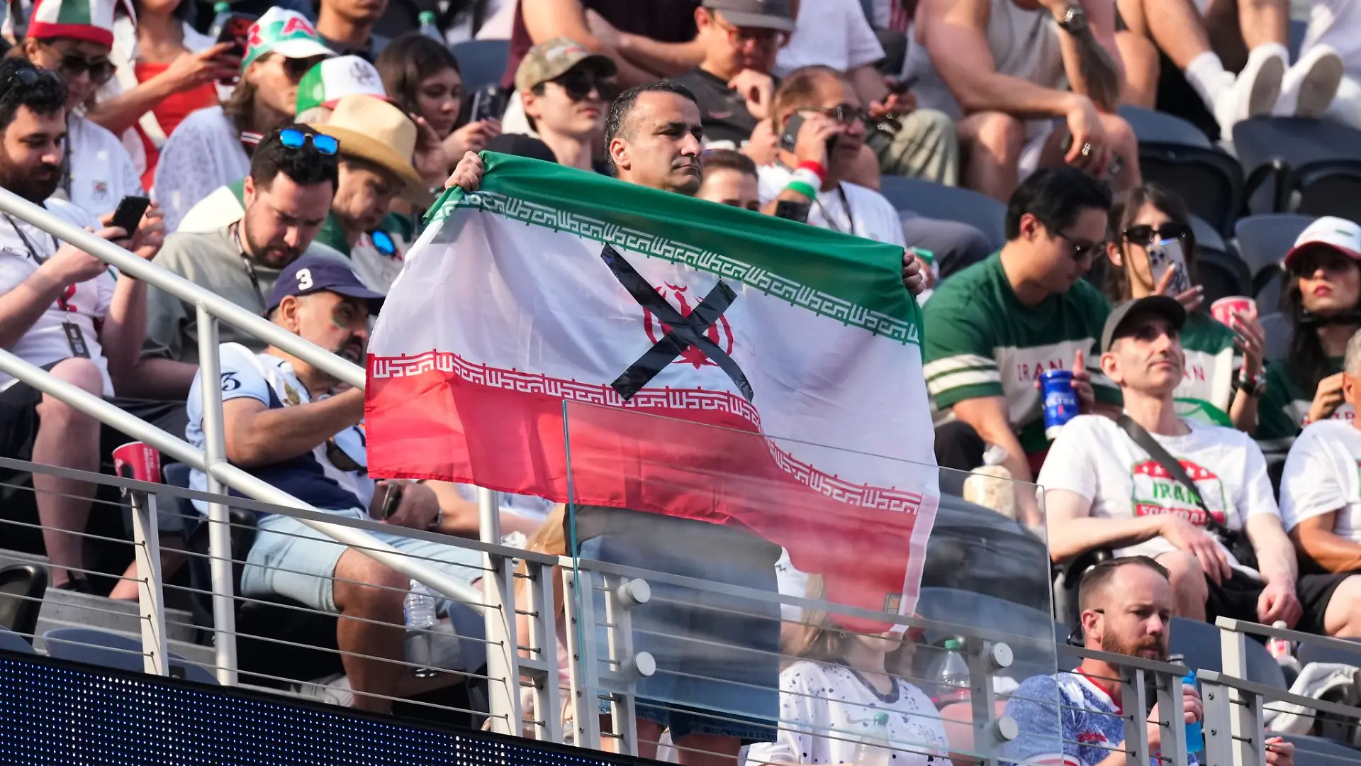 Auch in der Arena kam während des Iran-Spiels gegen Neuseeland zu Protesten.