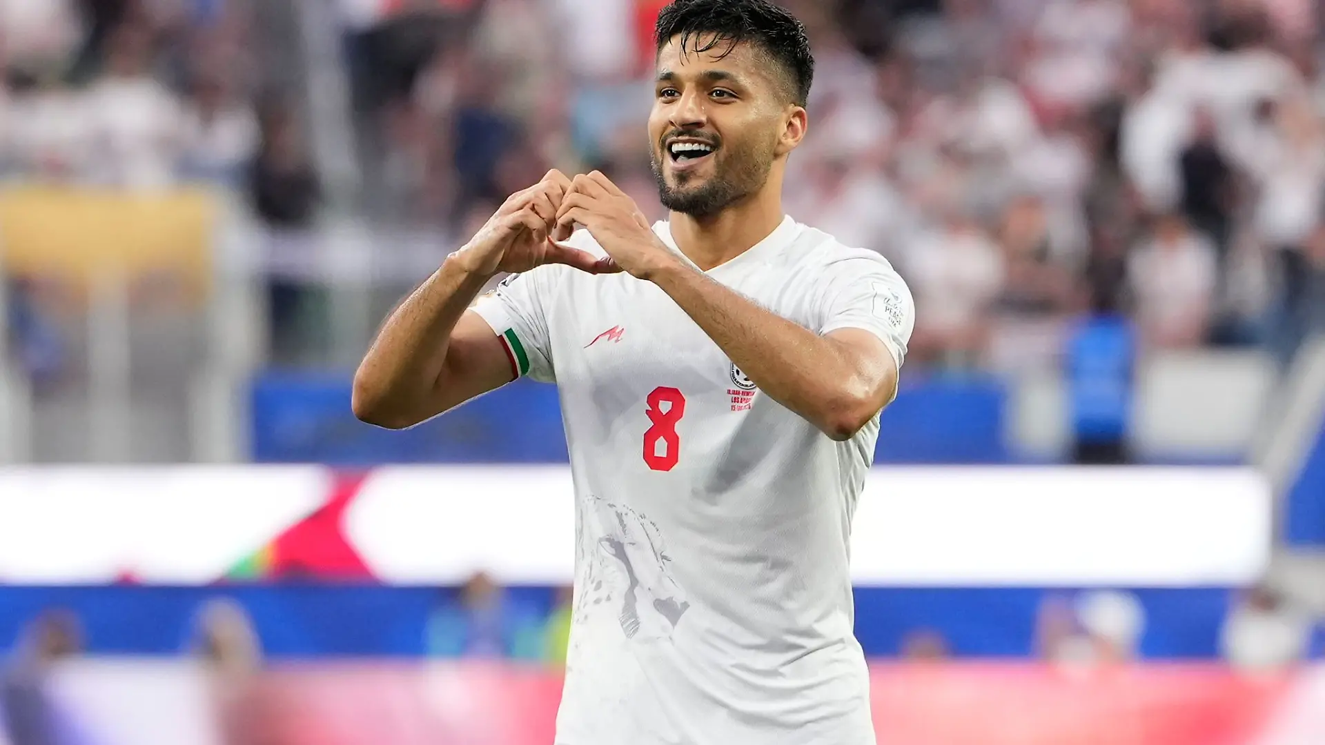 Der Iraner Mohammad Mohebbi jubelt über seinen Treffer.