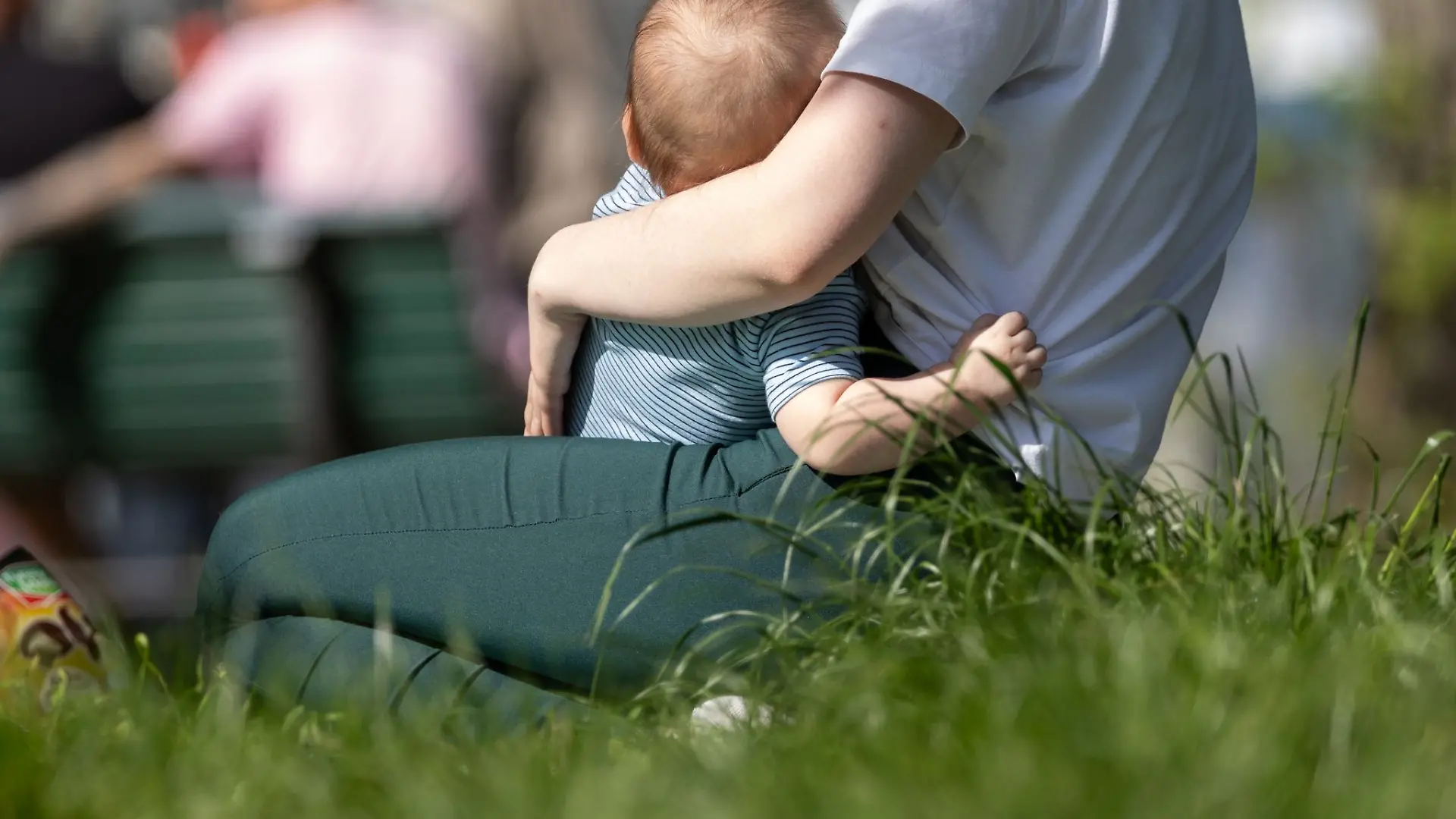 Zeit für Eltern und Kinder - nicht für Arbeitsfragen. Während der Elternzeit sind Kündigungen nur in ganz wenigen Ausnahmen möglich.