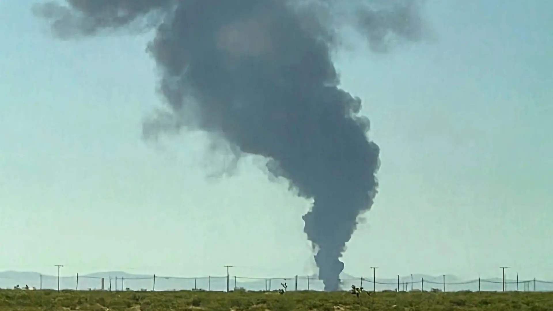 Nach dem Absturz des B-52-Bombers steigt Rauch über der Edwards Air Force Base in Kalifornien auf. Alle acht Menschen an Bord kamen ums Leben.