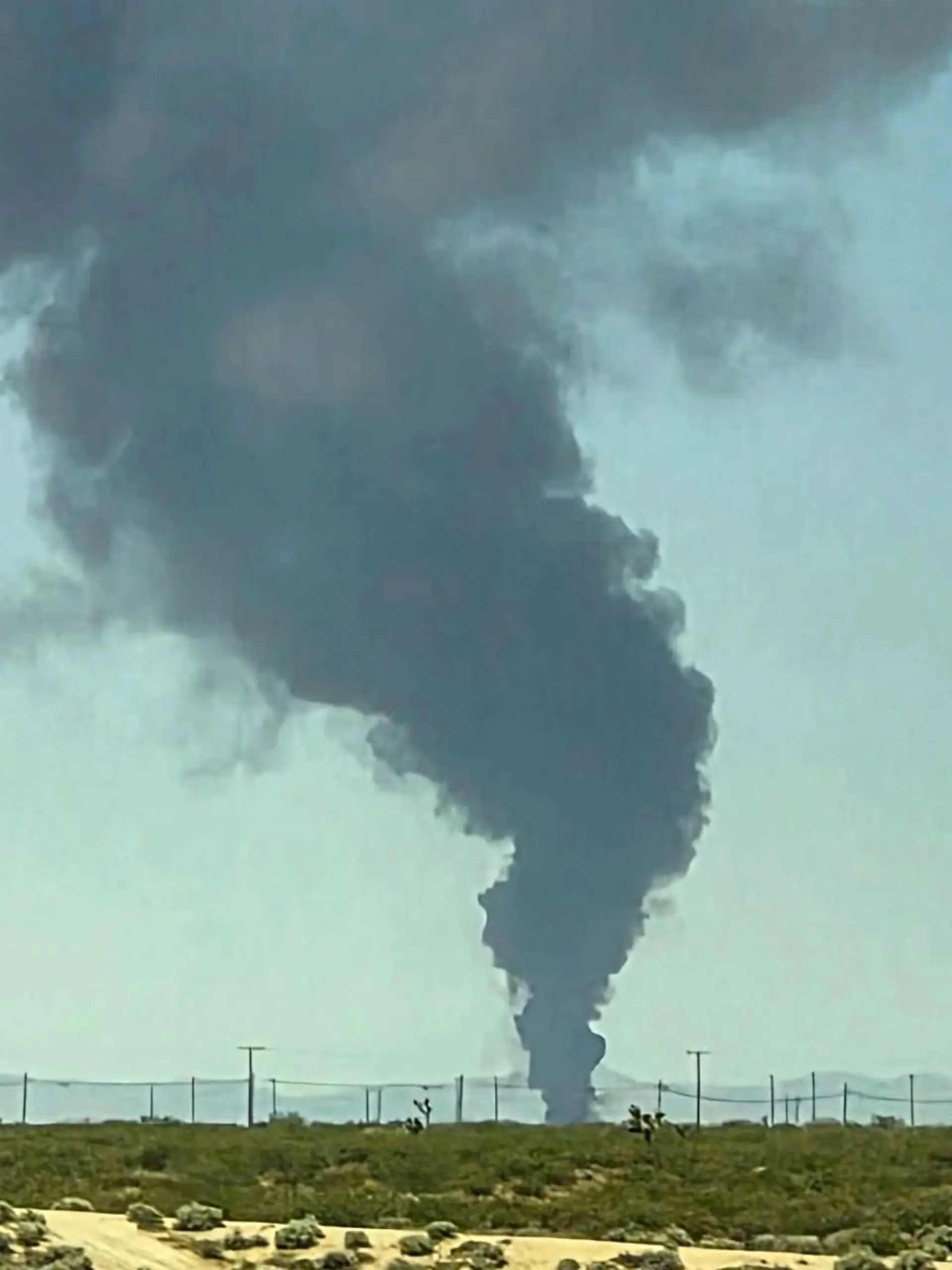 Nach dem Absturz des B-52-Bombers steigt Rauch über der Edwards Air Force Base in Kalifornien auf. Alle acht Menschen an Bord kamen ums Leben.