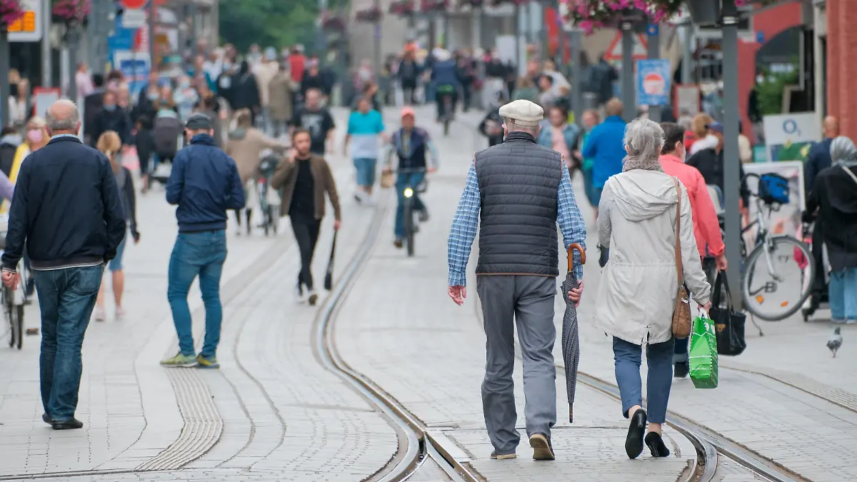  Neuss 22.06.2021 Büchel keine Maskenpflicht mehr Einkaufsstrasse Einkaufsstraße Shoppingmeile Einkaufsmeile Corona Pandemie Covid Corona Lockdown Masken Einkaufen Einzelhandel Notbremse shutdown Infektionsschutzgesetz Inzidenz Inzidenzwert Bundesnotbremse Fussgängerzone Einkaufsbummel Einkaufstasche Handtasche Papiertüte Einkaufstraße Einkaufstrasse Senioren Neuss Büchel Nordrhein-Westfalen Deutschland *** Neuss 22 06 2021 Büchel no more mask obligation shopping street shopping street shopping mile shopping mile corona pandemic covid corona lockdown masks shopping retail emergency brake shutdown infection protection law incidence incidence value federal emergency brake pedestrian zone shopping stroll shopping bag handbag paper bag s
