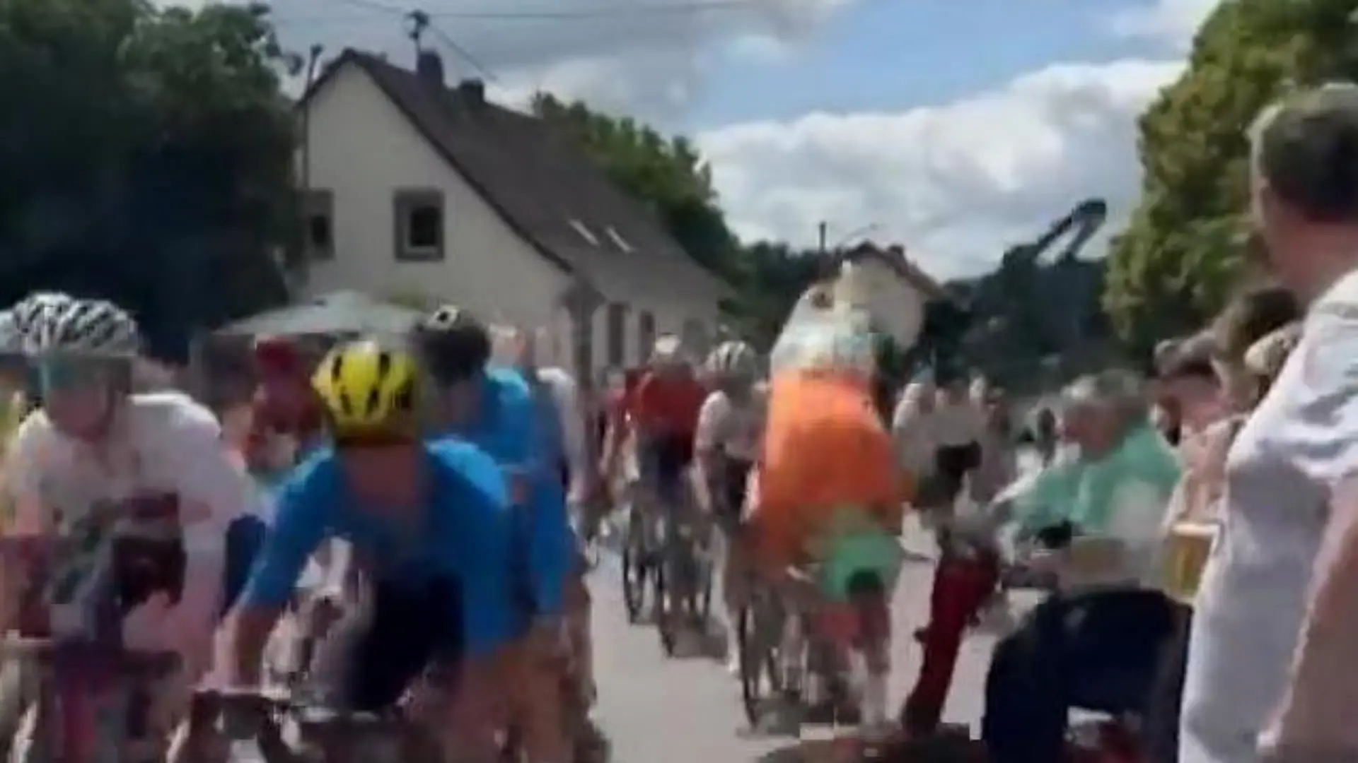 Mit Senioren-Scooter auf Strecke! Oma verursacht Horror-Crash mit Überschlag Fahrradfahrer fliegt über Lenker