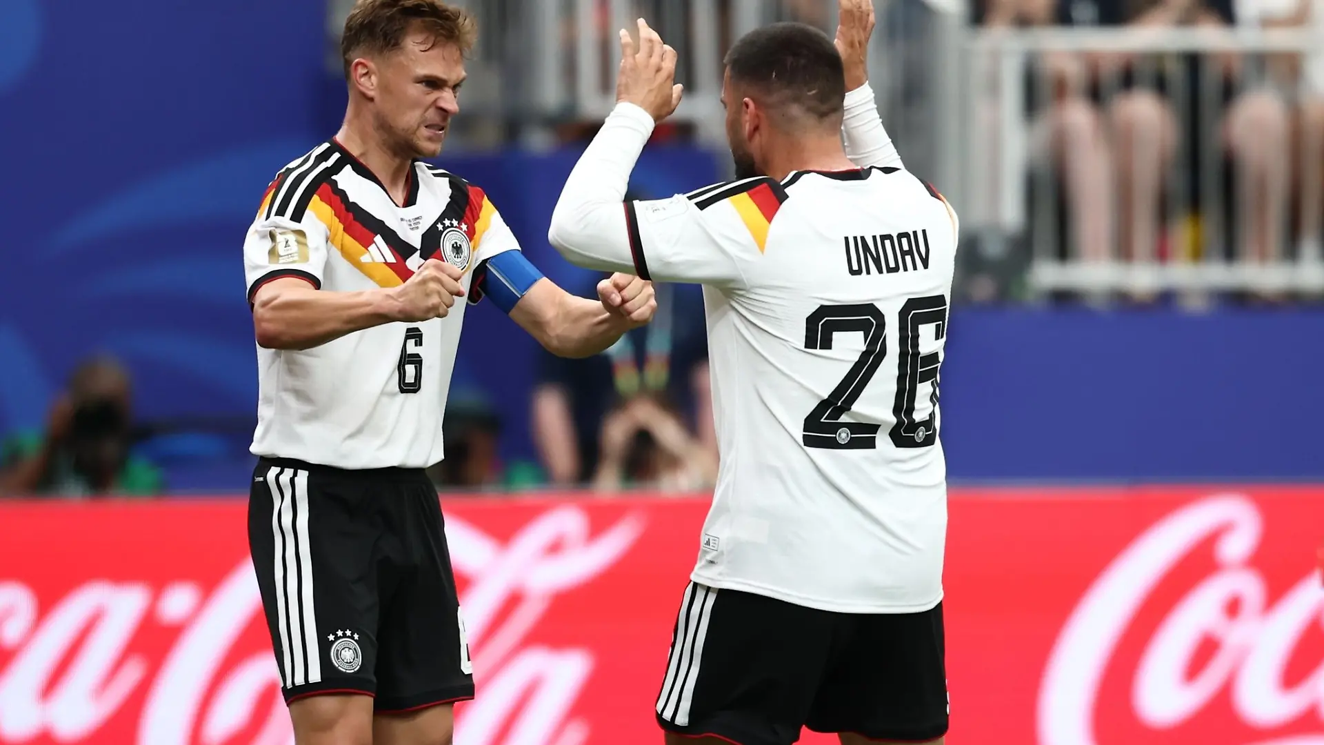 Ein typischer Joshua Kimmich beim Jubeln mit geballten Fäusten nach seiner Torvorlage für Deniz Undav.