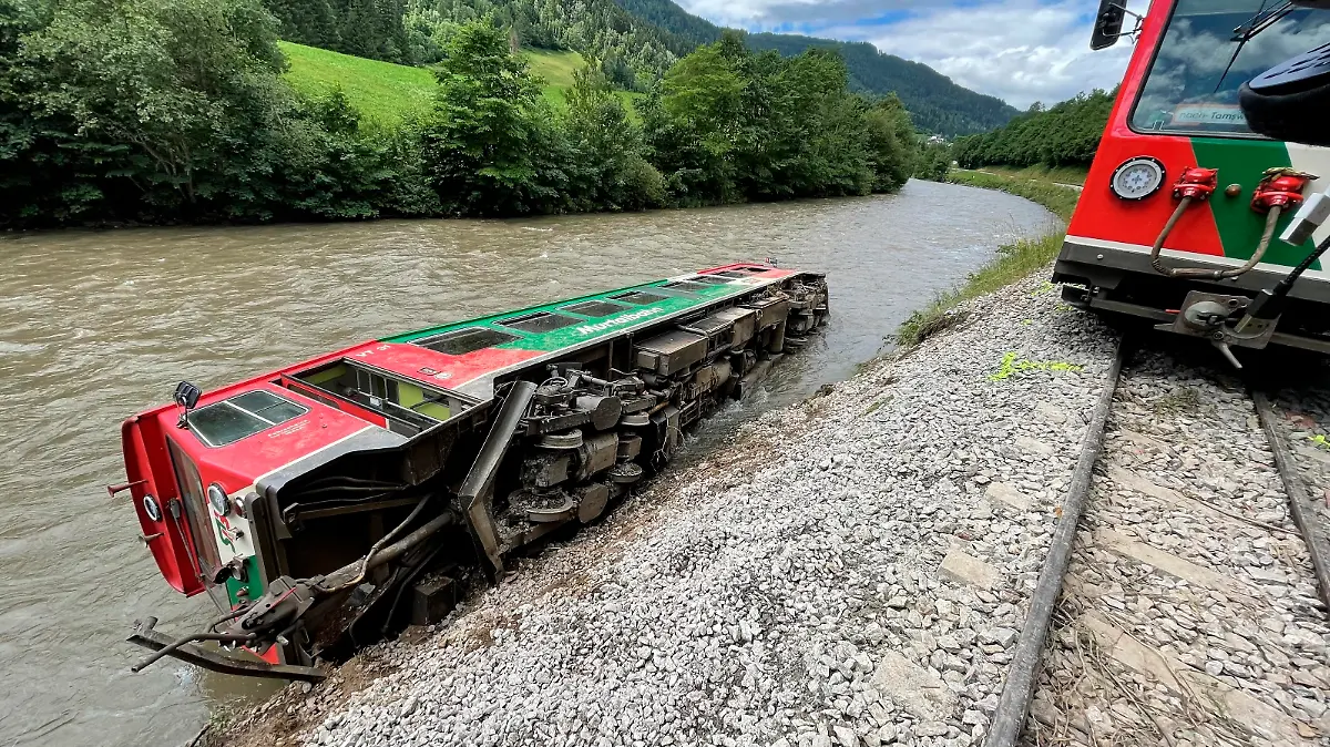 Ein Wagon der Murtalbahn kracht in Österreich in einen Fluss. Es gab mehrere Verletzte.