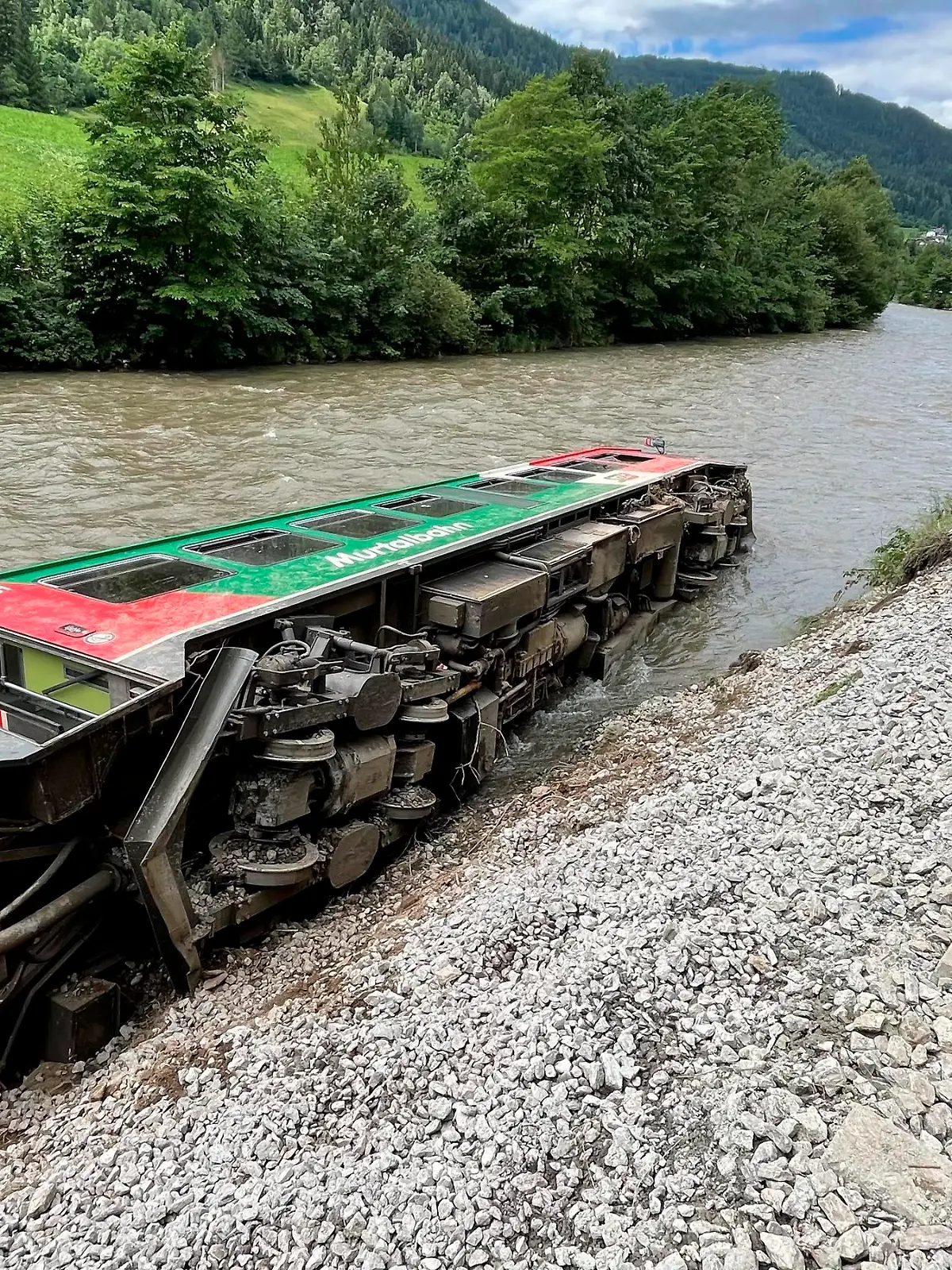 Ein Wagon der Murtalbahn kracht in Österreich in einen Fluss. Es gab mehrere Verletzte.