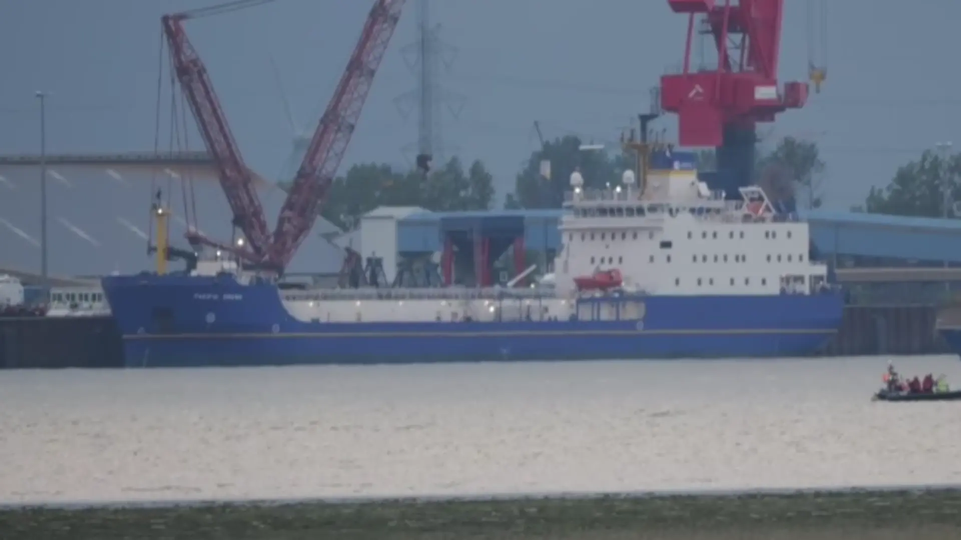 Das Spezialschiff „Pacific Grebe” kommt am Dienstagmorgen (16. Juni) am Brunsbütteler Elbehafen an.