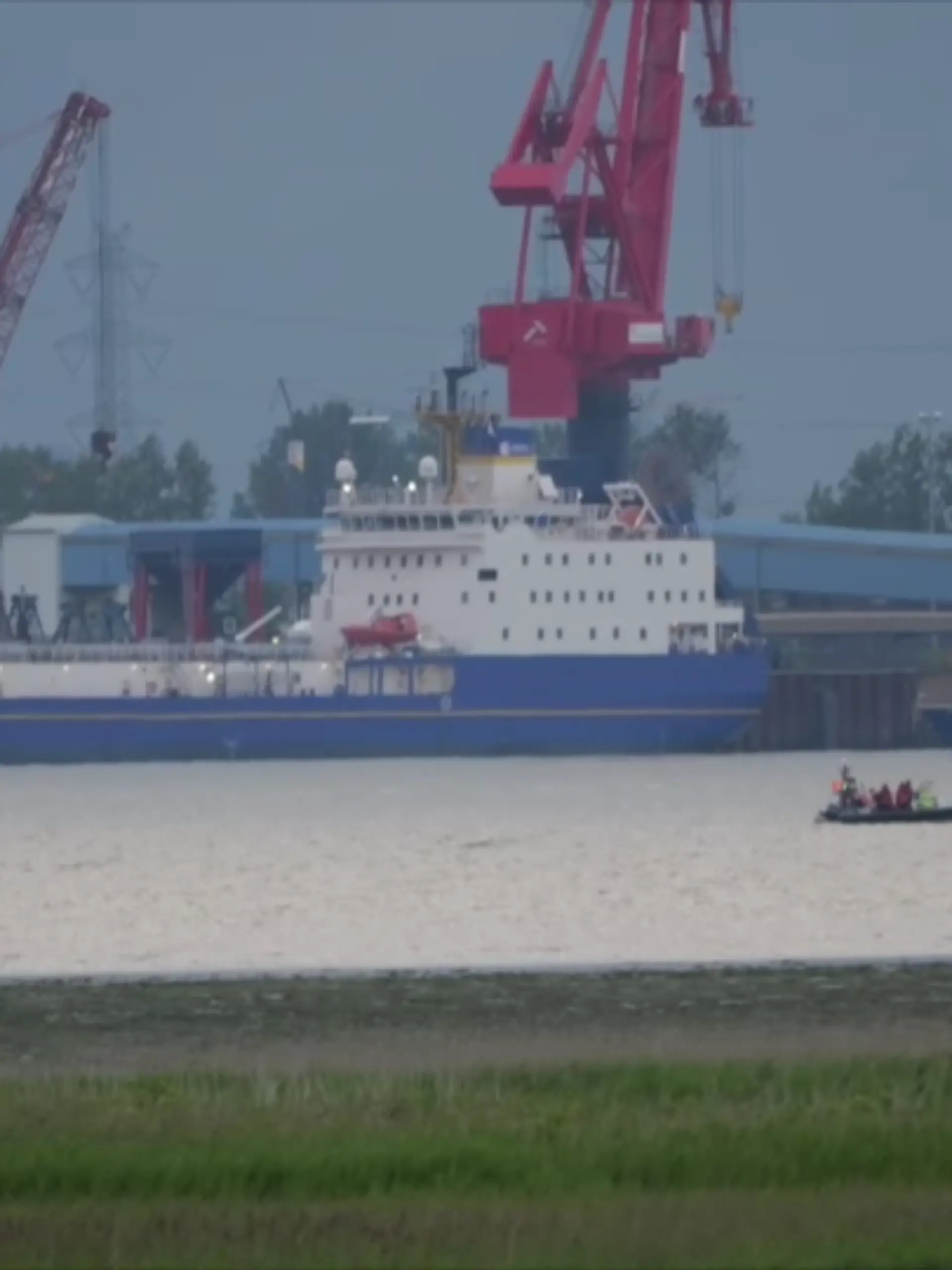 Das Spezialschiff „Pacific Grebe” kommt am Dienstagmorgen (16. Juni) am Brunsbütteler Elbehafen an.