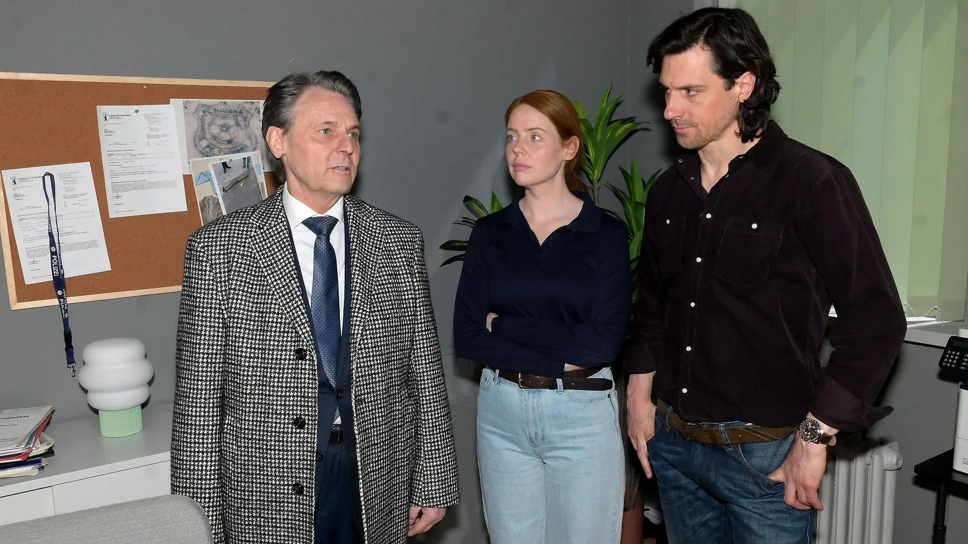 Gerner (Wolfgang Bahro, l.) präsentiert Toni (Olivia Marei) und Holger Schmitt (Timo Hastenpflug) eine neue Tatverdächtige.
