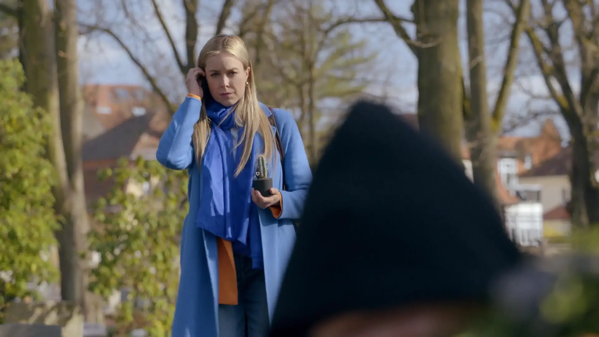 Jessica (Nina Ensmann) trifft völlig unerwartet auf eine verkleidete Frau an Carlos Grab: Nina (Maria Wedig)?