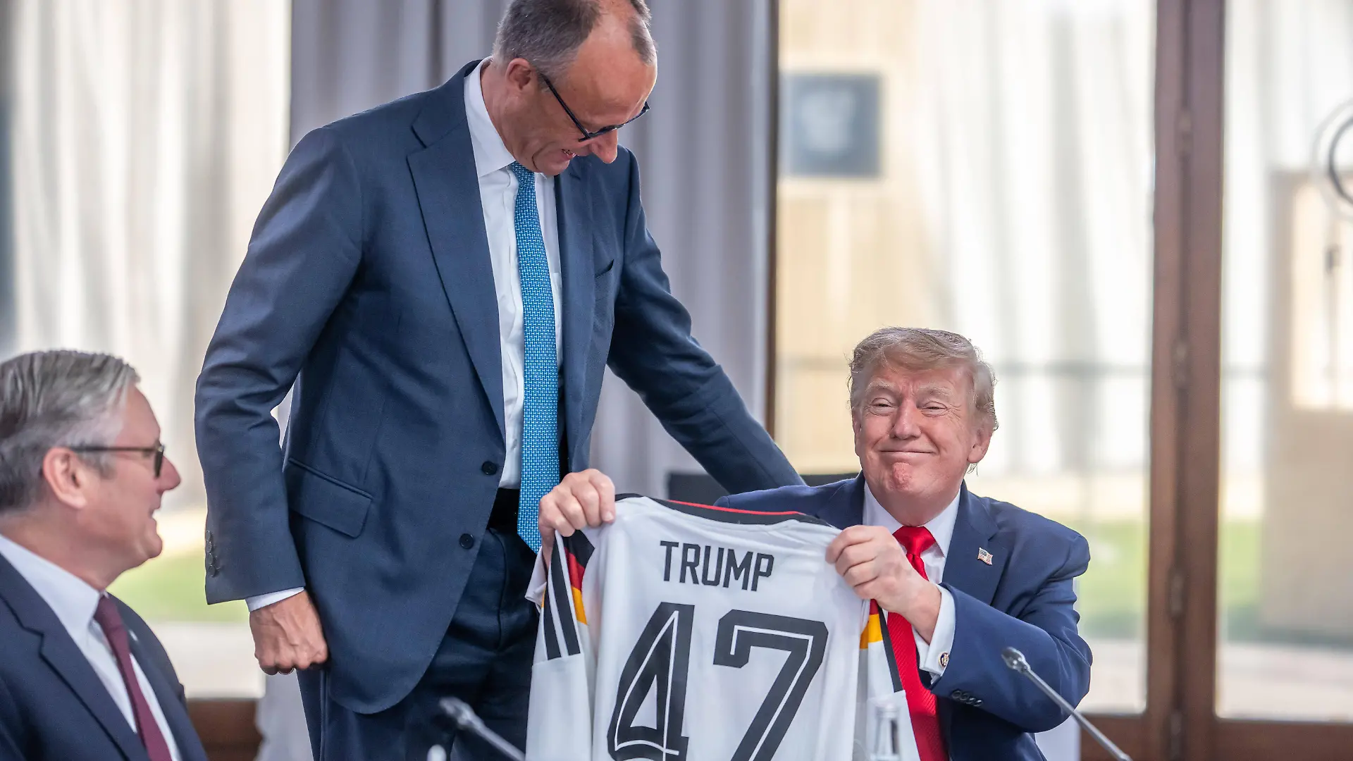 Merz schenkt Trump Deutschland-Trikot