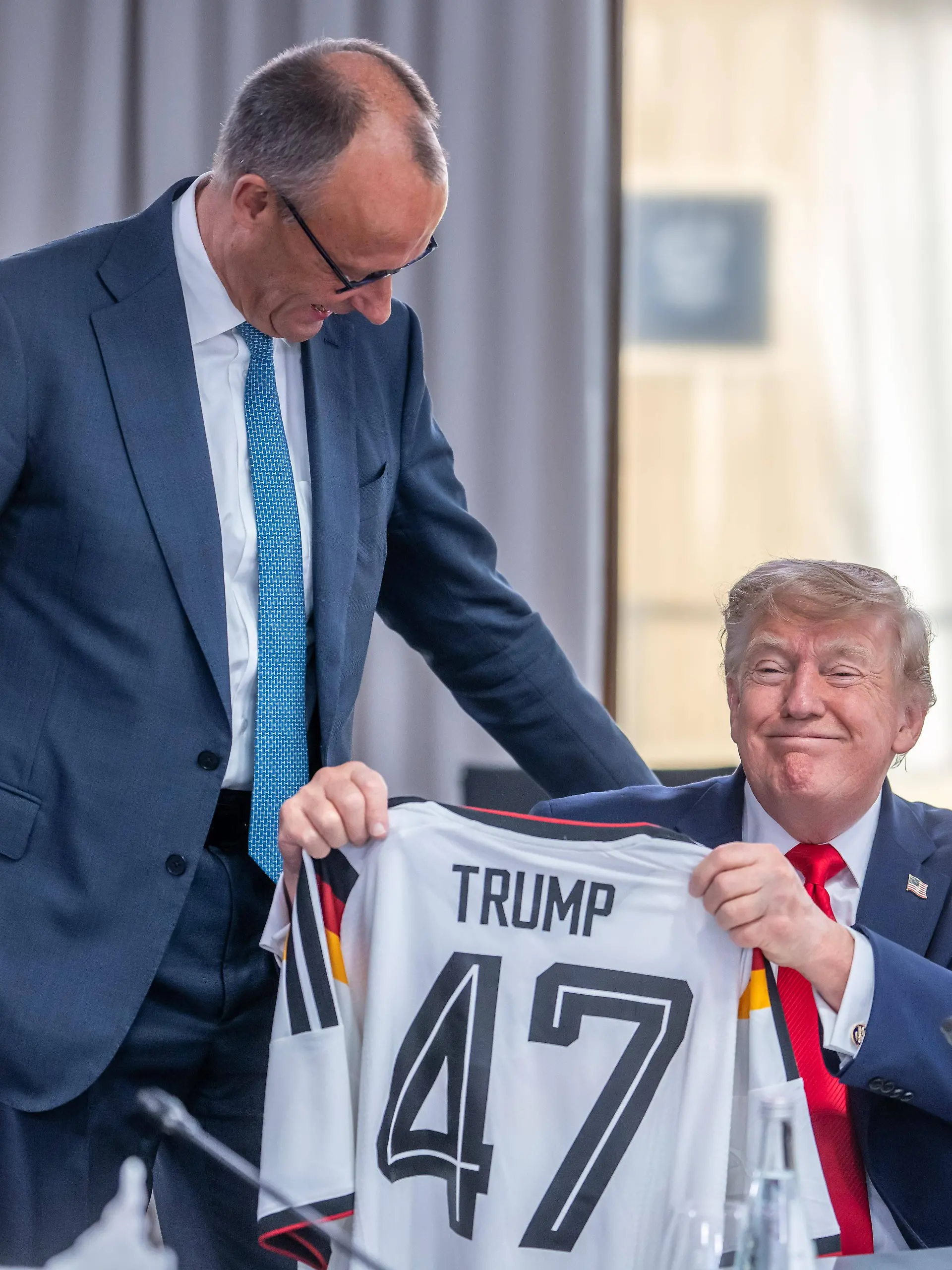 Bild zu: "Merz schenkt schenkt Trump unser Trikot!"