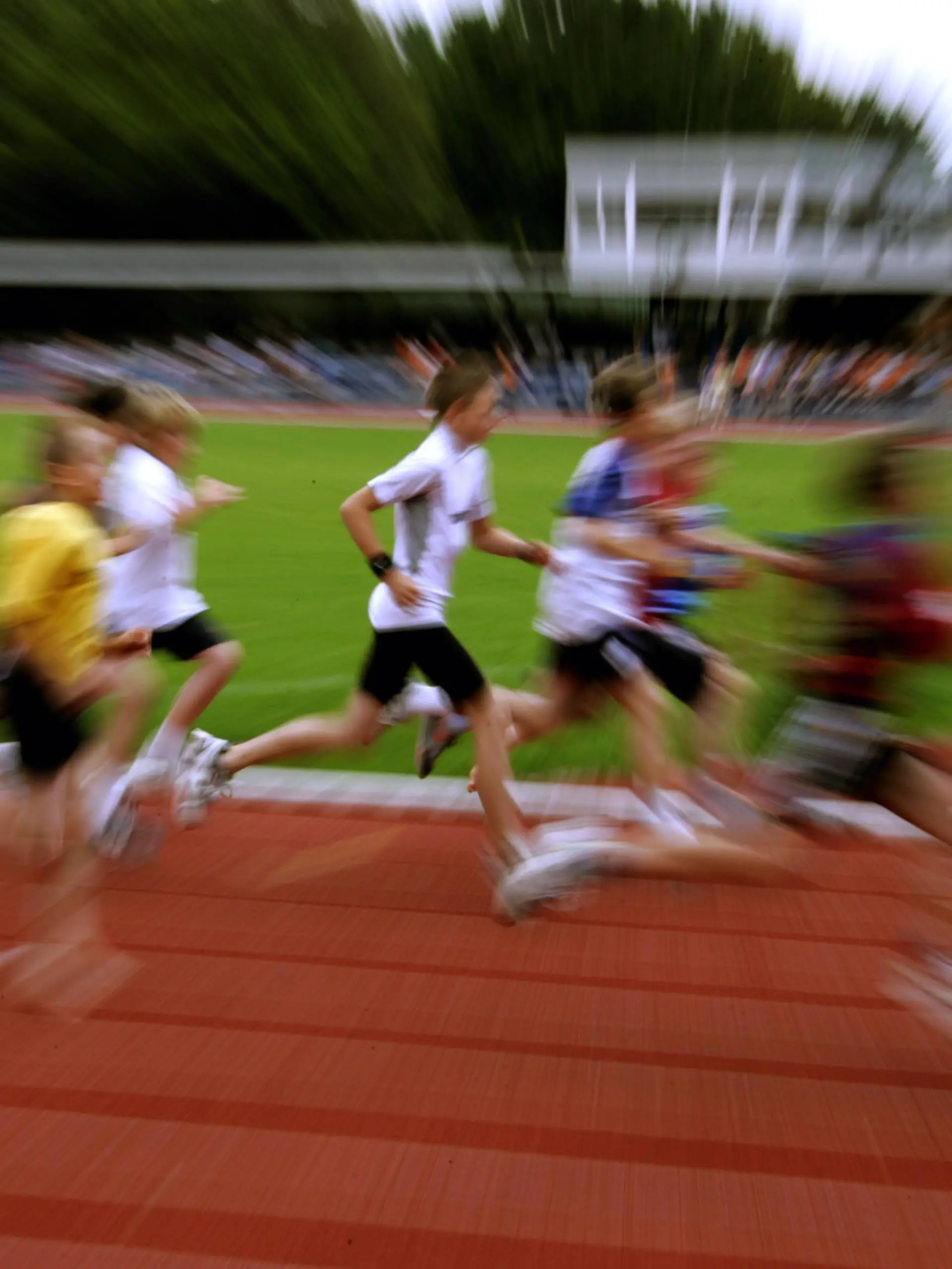 Teilnehmer der Bundesjugendspiele bei einem Laufwettbewerb (Archivbild)