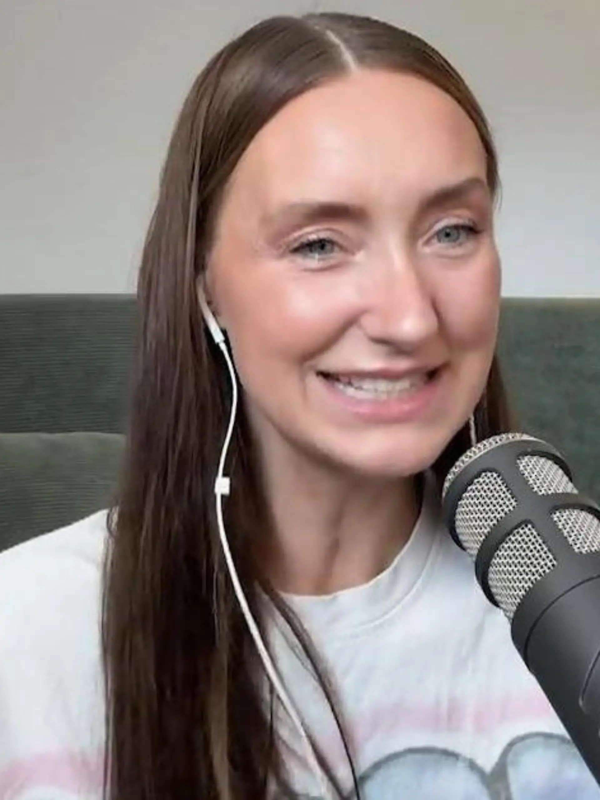 Bild zu: "Charlotte Würdig und Georgina Stumpf auf Droge?! Podcasterin überwältigt von DIESEM High"