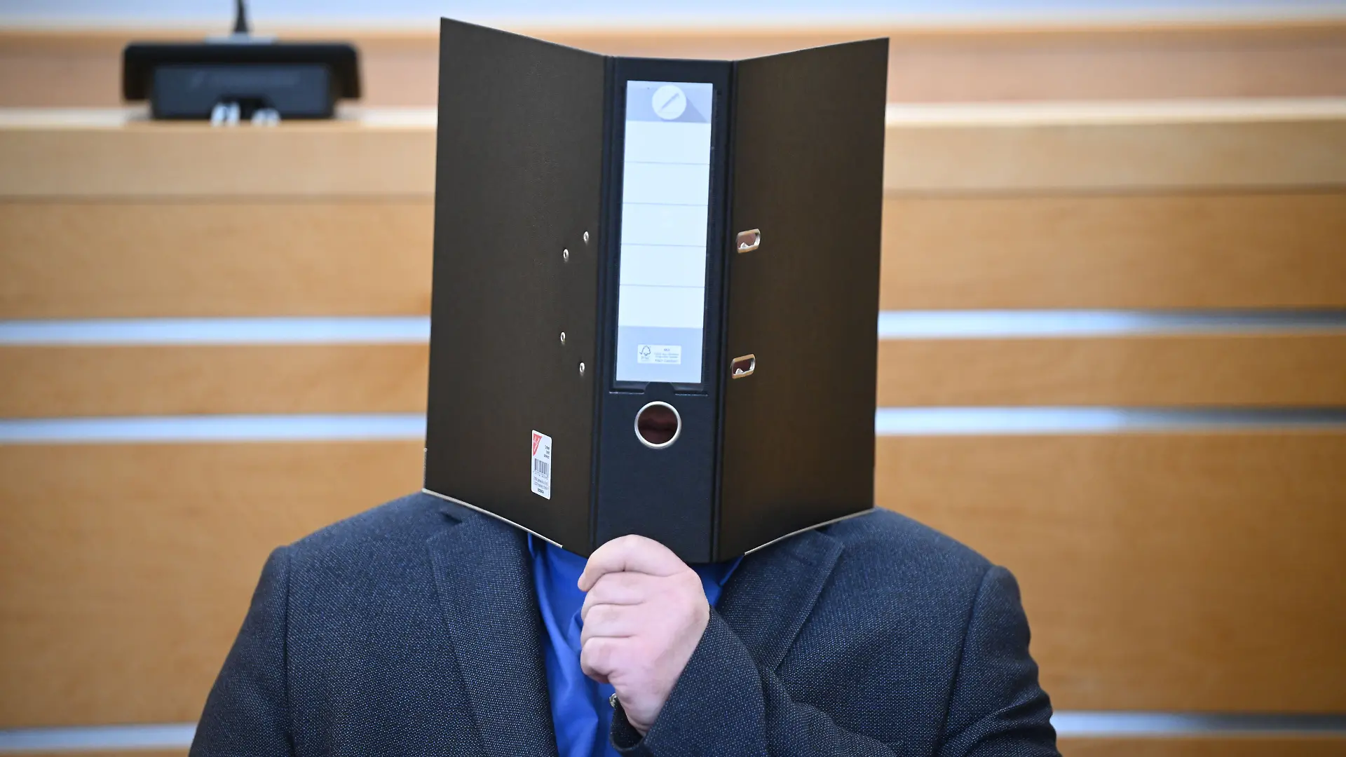 Jahrelang soll ein Narkosearzt intime Fotos von Kindern und Patientinnen gemacht haben. Jetzt ist das Urteil gefallen.