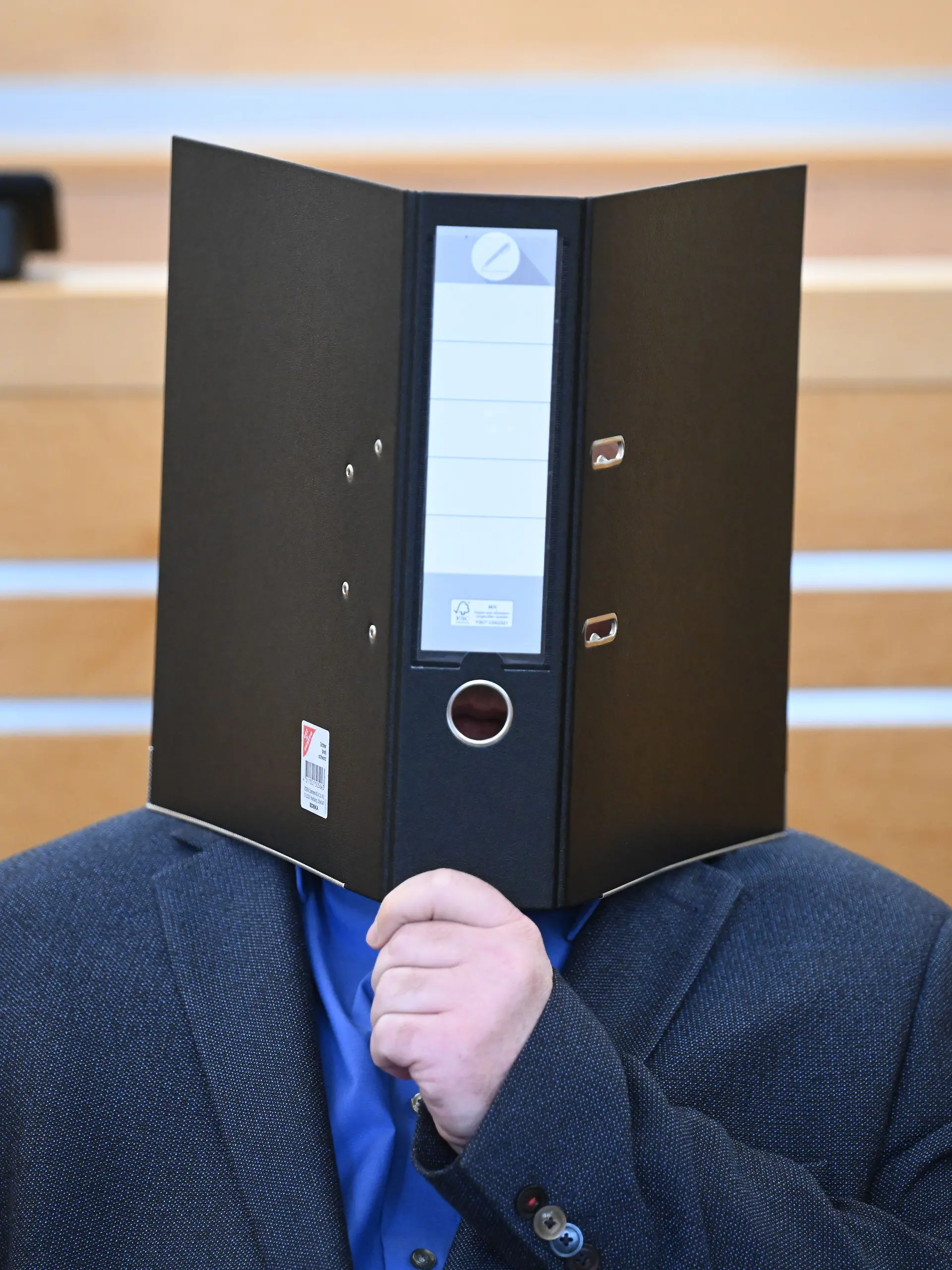 Jahrelang soll ein Narkosearzt intime Fotos von Kindern und Patientinnen gemacht haben. Jetzt ist das Urteil gefallen.