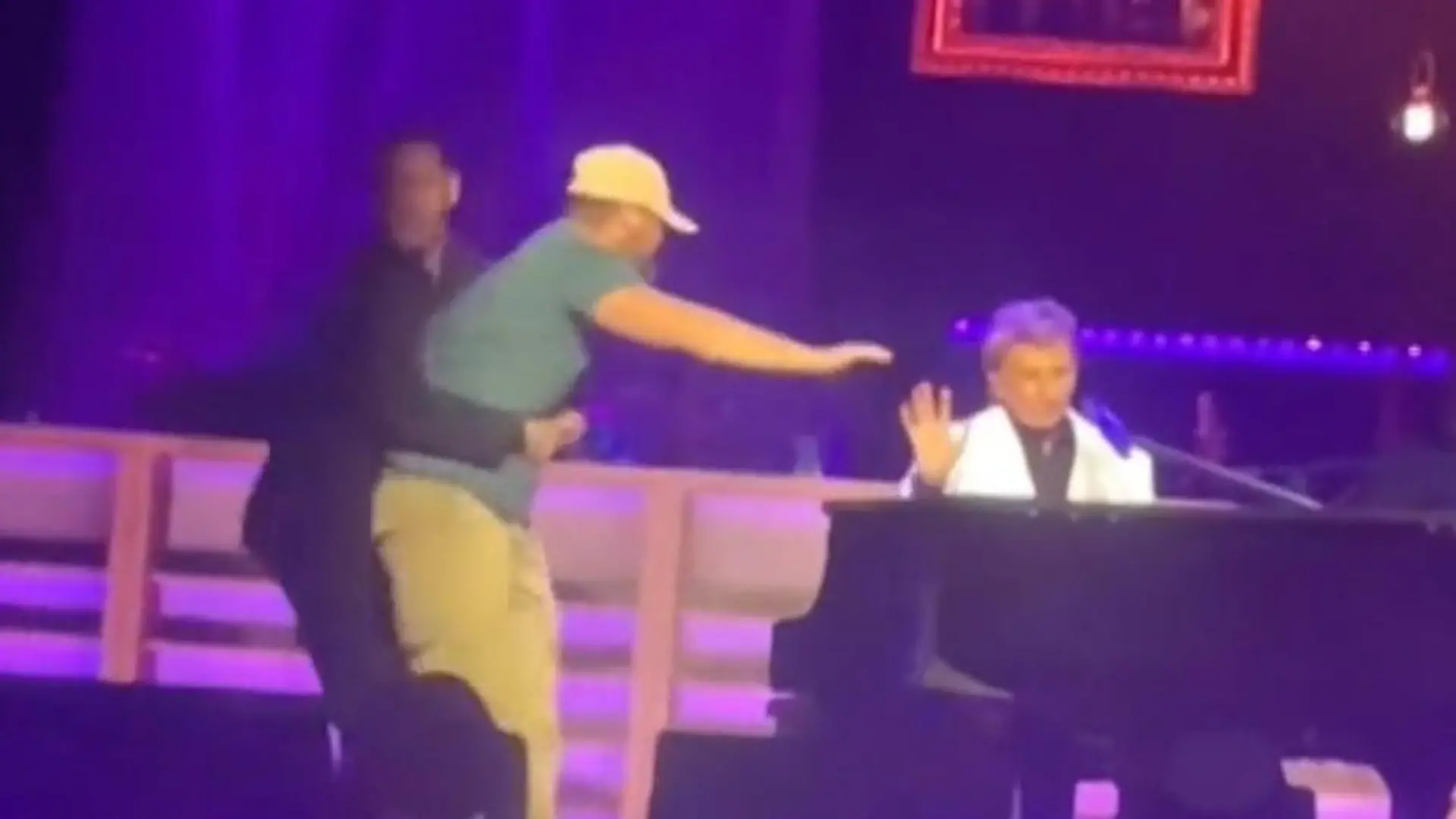 Alles für ein Autogramm! Fan stürmt bei Konzert die Bühne Bodyguard muss hart eingreifen