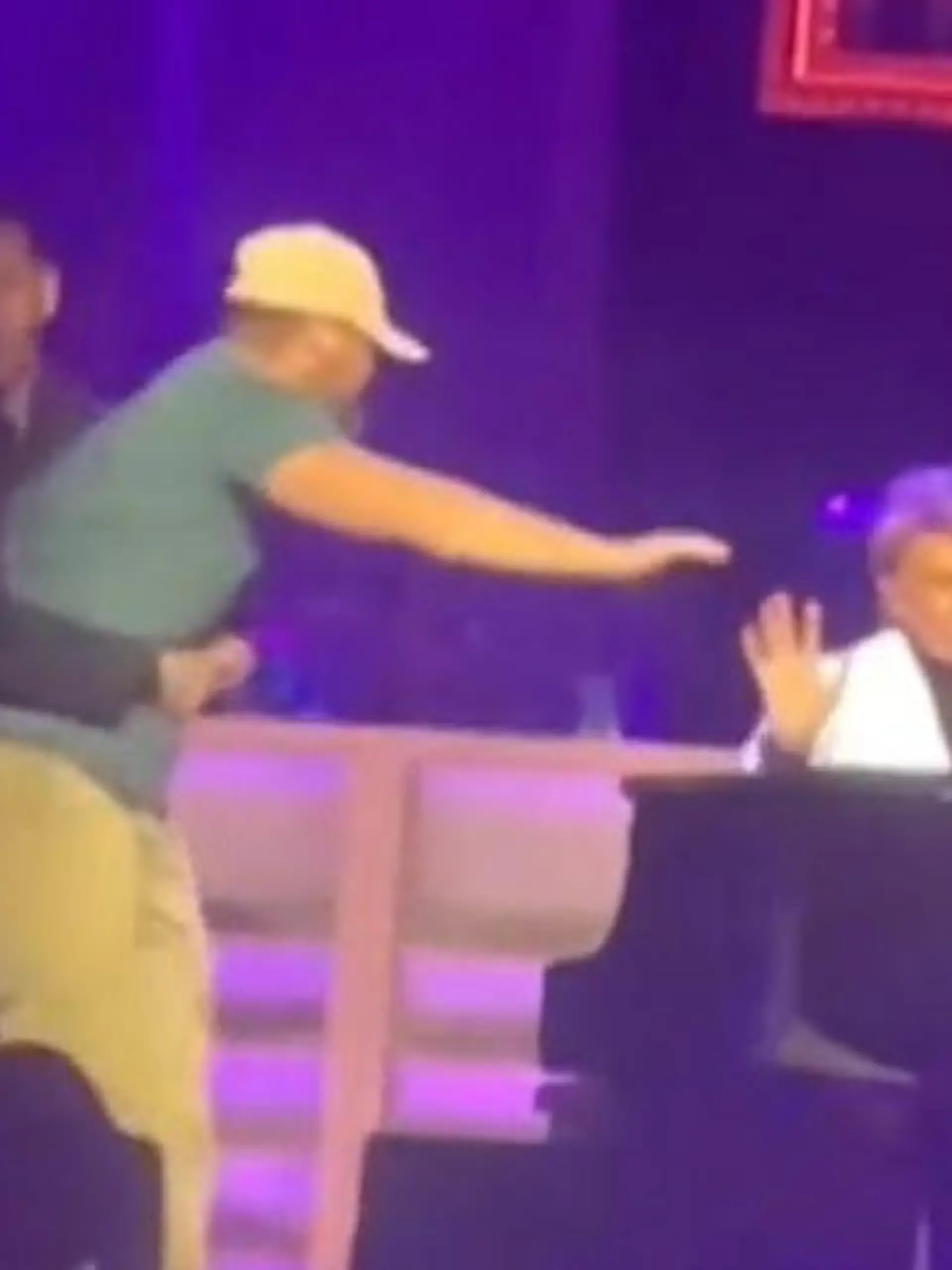 Bild zu: "Alles für ein Autogramm! Fan stürmt bei Konzert die Bühne"